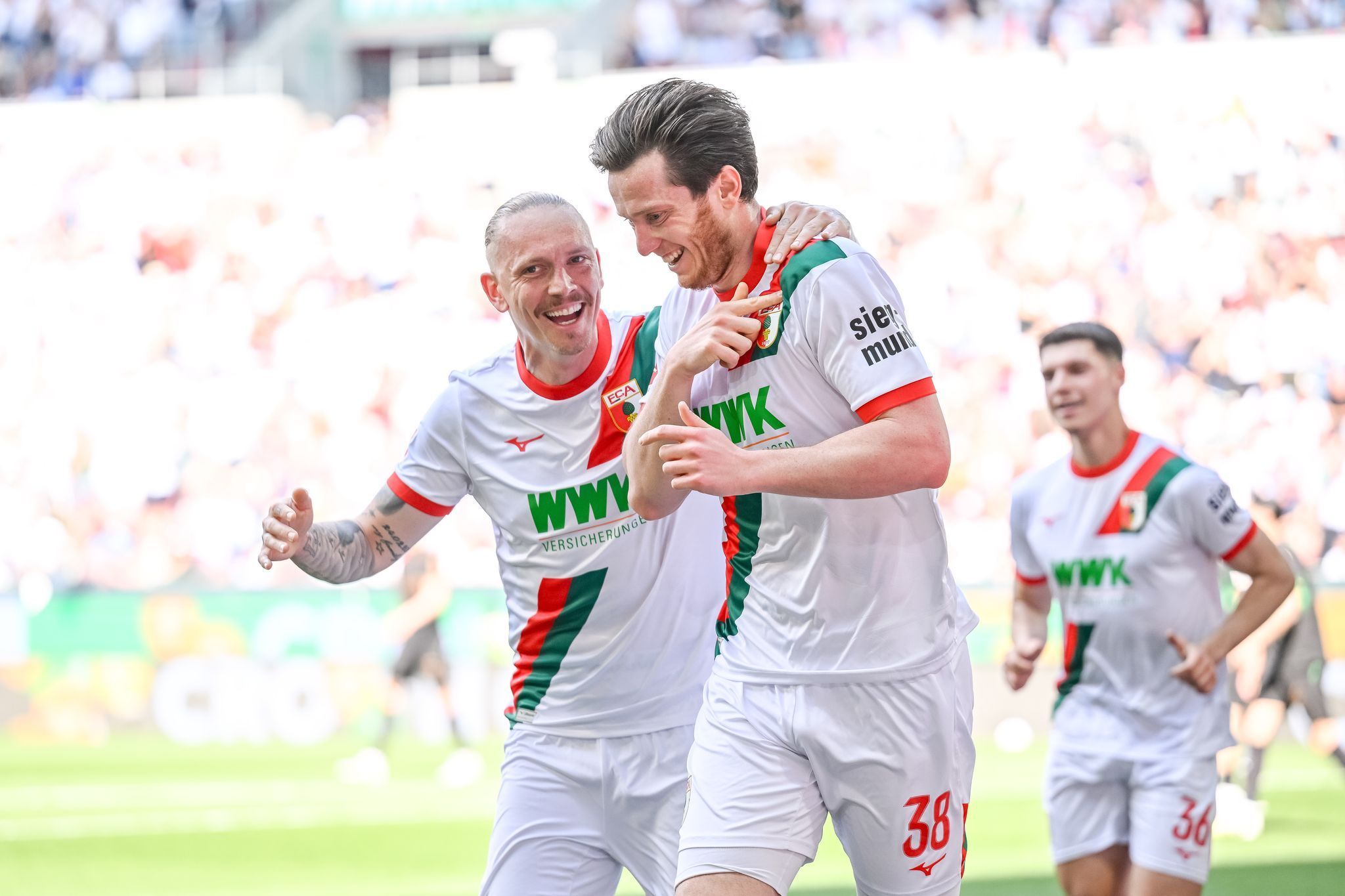 Matchwinner per Doppelpack: Augsburg-Stürmer Michael Gregoritsch (Mitte).