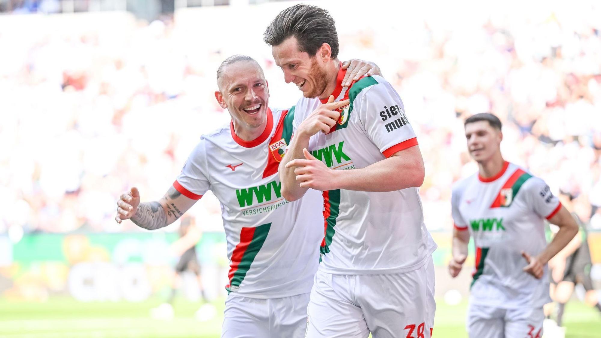 Matchwinner per Doppelpack: Augsburg-Stürmer Michael Gregoritsch (Mitte).