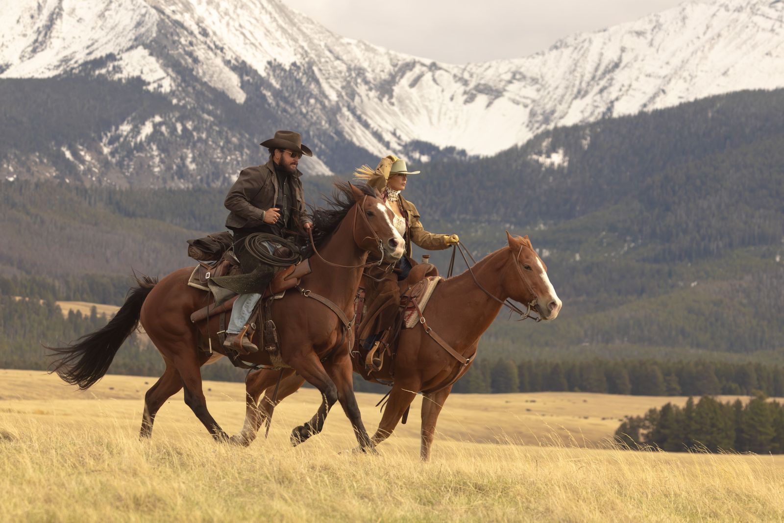 Beth Dutton (Kelly Reilly) und Rip Wheeler (Cole Hauser) verabschieden sich aus Montana nach Texas - und nehmen ihre Probleme mit. (Bild: Paramount+)