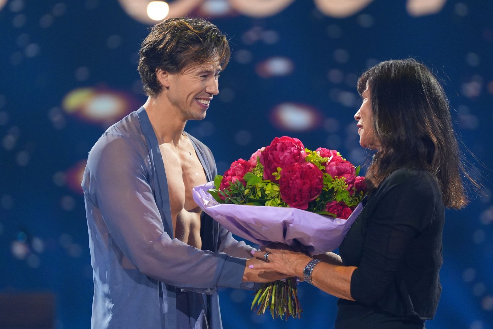 Nach dem Tanz holt Malika Dzumaeva die sichtlich gerührte Mutter von Joel Mattli auf die Bühne. Er überreicht ihr Blumen: „Ich liebe dich, Mami!“  (Bild: RTL / Stefan Gregorowius)