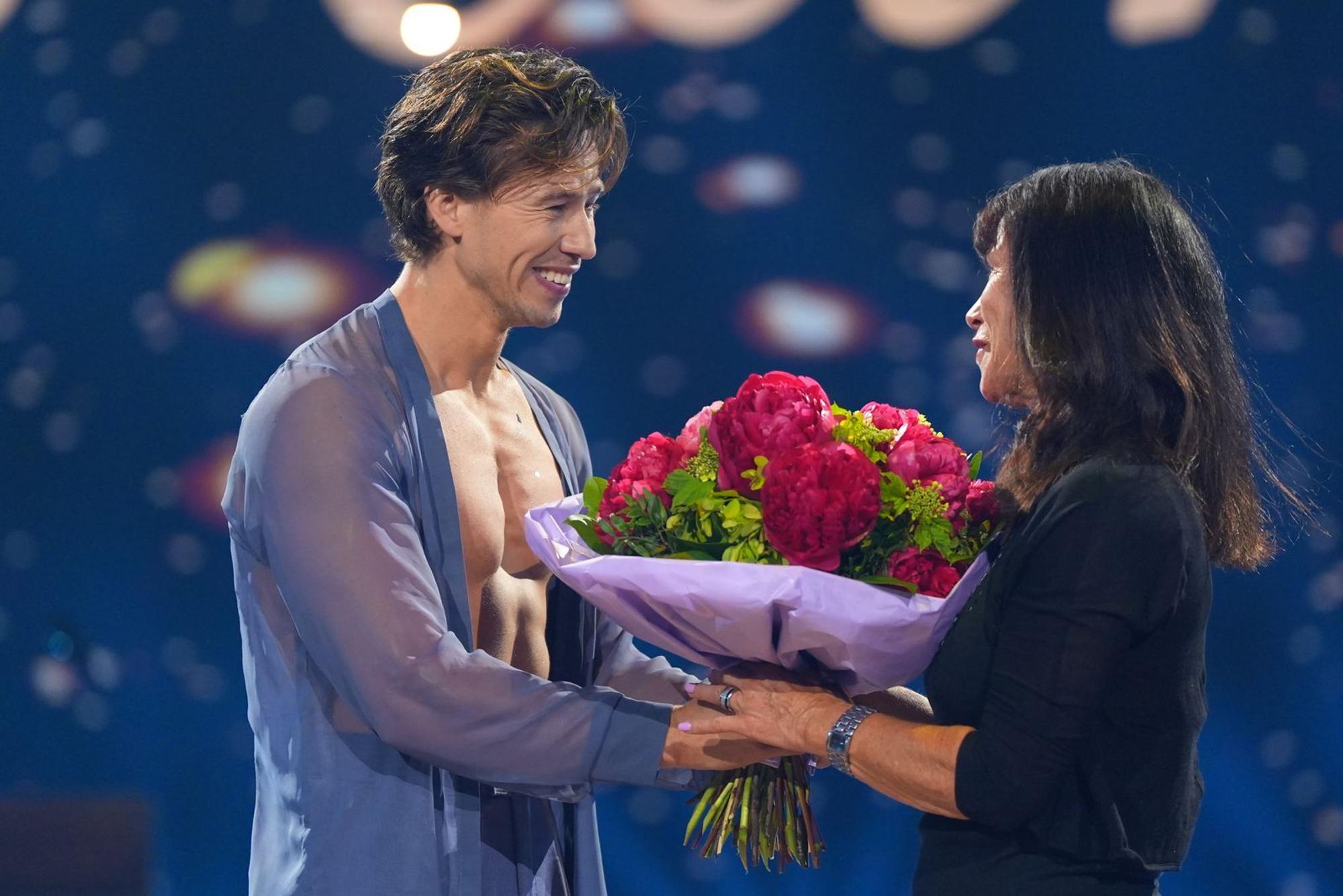 Nach dem Tanz holt Malika Dzumaeva die sichtlich gerührte Mutter von Joel Mattli auf die Bühne. Er überreicht ihr Blumen: „Ich liebe dich, Mami!“ (Bild: RTL / Stefan Gregorowius)