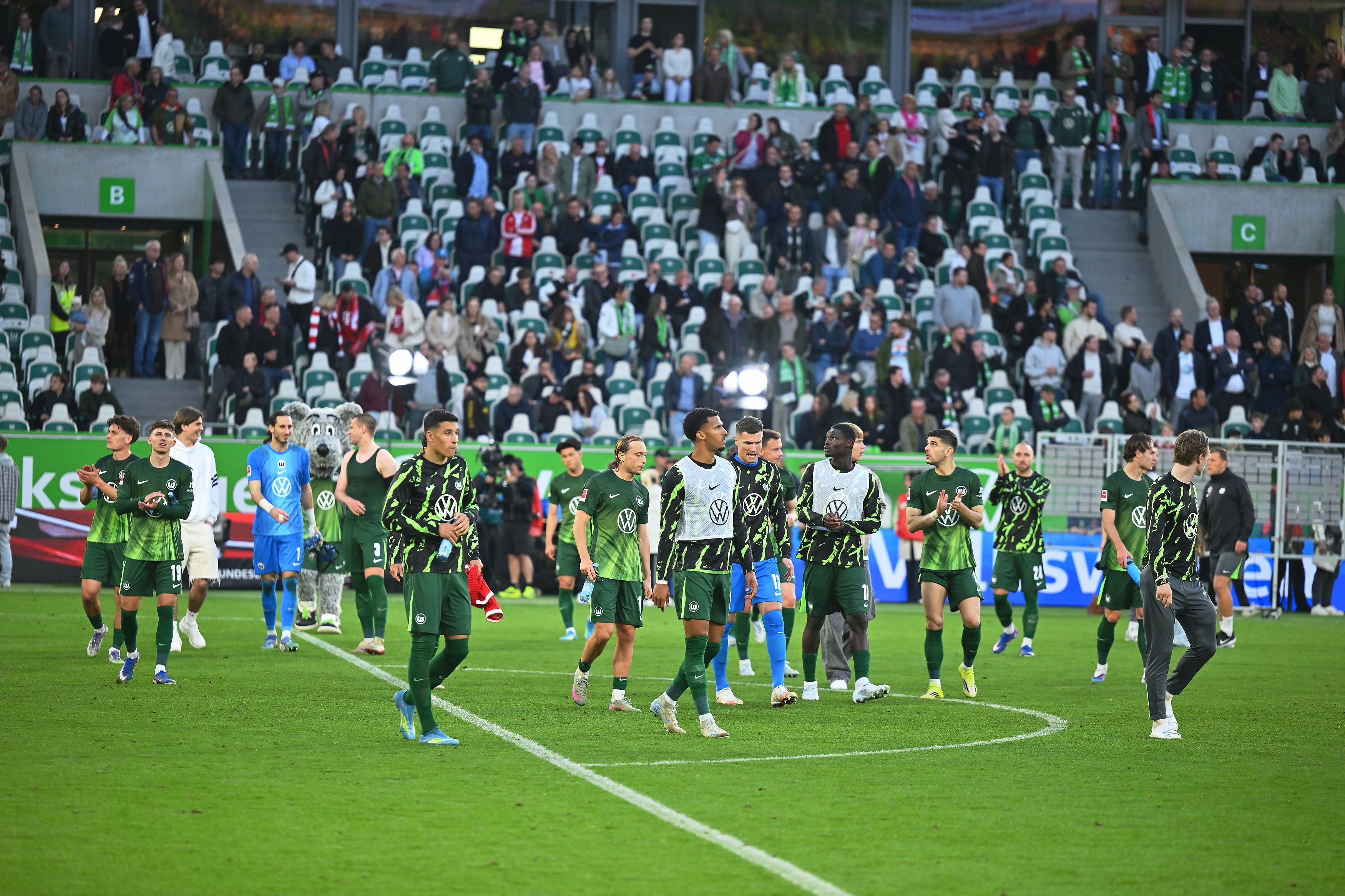 Die Spieler des VfL Wolfsburg bedanken sich bei ihren Fans.