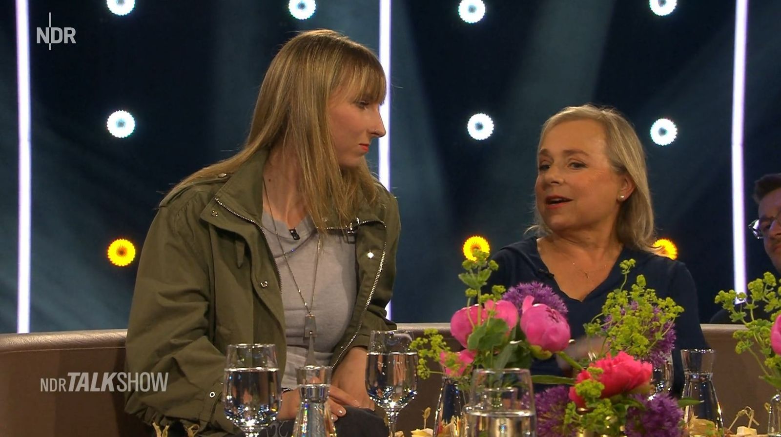 Lilo (links) und ChrisTine Ursprung besuchten gemeinsam die „NDR Talk Show“. (Bild: NDR)
