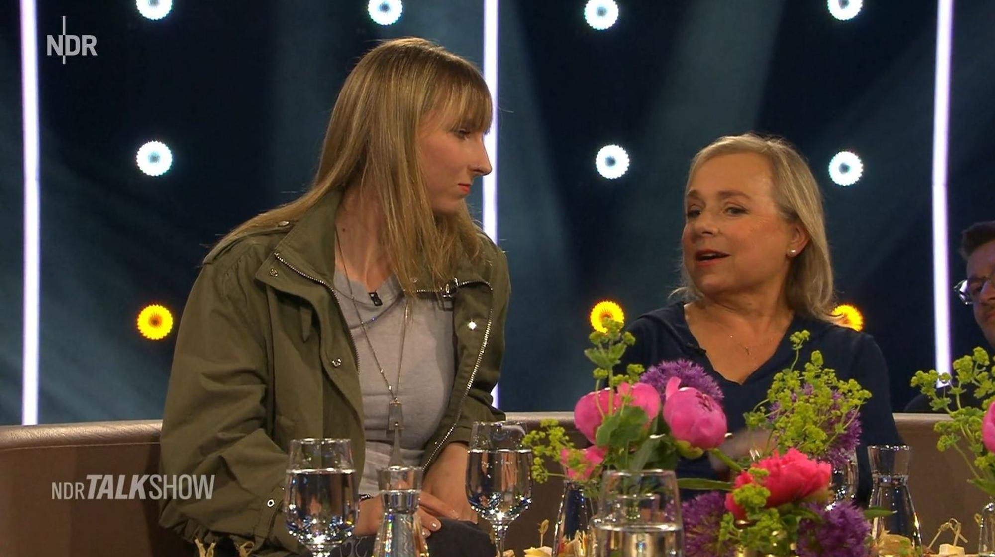 Lilo (links) und ChrisTine Ursprung besuchten gemeinsam die „NDR Talk Show“. (Bild: NDR)