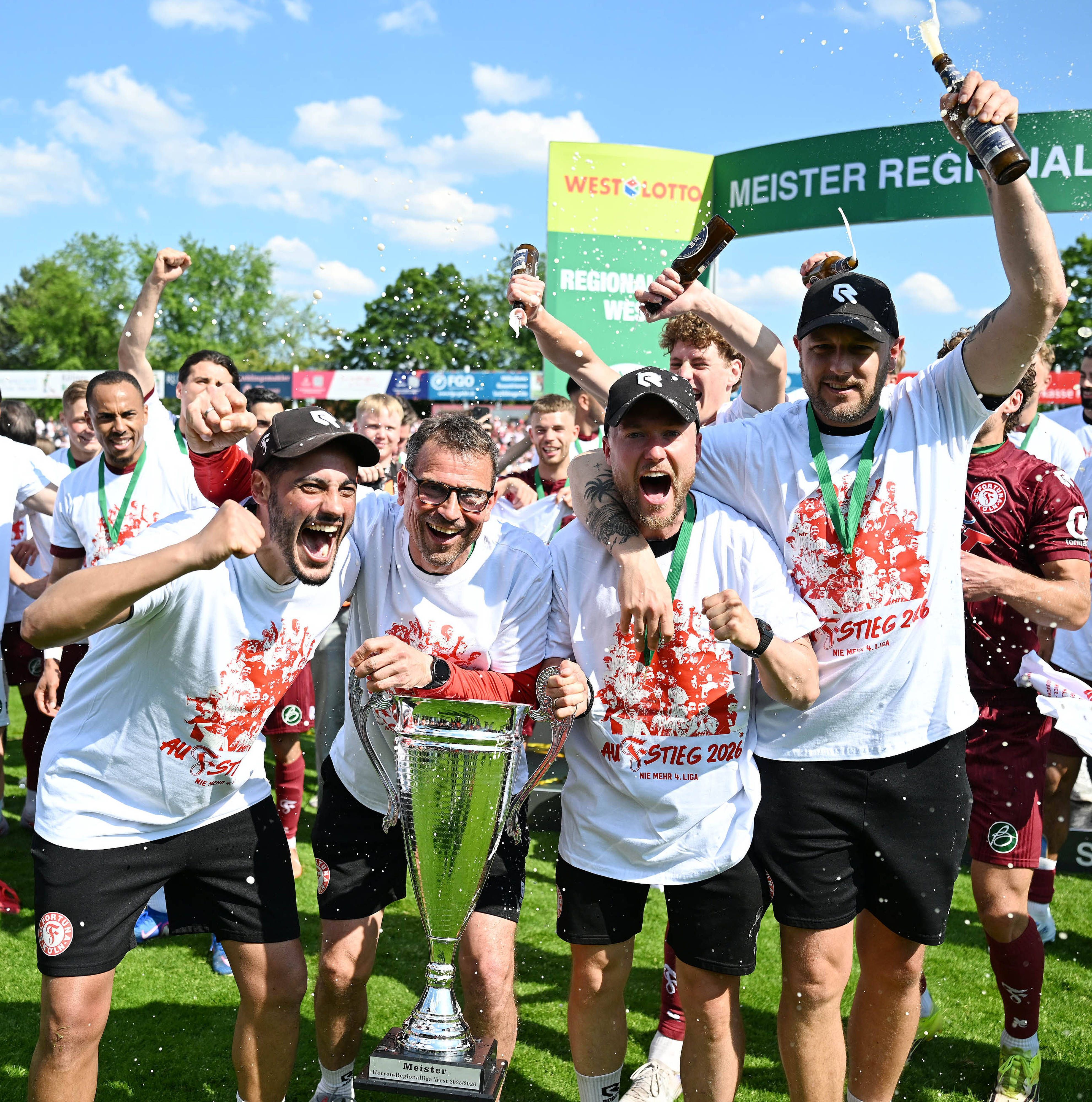 09.05.2026, xophax, Fussball Regionalliga West. SC Fortuna Köln gegen Sportfreunde Siegen. Meister der Regionalliga West . Fortuna Köln ist aufgestiegen . Feier im Südstadion nach dem Schlusspfiff. Siegerehrung mit Meisterpokal. Trainerteam v.l.n.rechts : Hamdi Dahmani , Matthias Mink , Martin Grund, Sven Bacher  alle Fortuna Köln  Koeln *** 09 05 2026, xophax, Soccer Regionalliga West SC Fortuna Köln vs Sportfreunde Siegen Champion of the Regionalliga West Fortuna Köln has been promoted Celebration in the Südstadion after the final whistle Award ceremony with championship trophy Coaching team from left to right Hamdi Dahmani , Matthias Mink , Martin Grund, Sven Bacher all Fortuna Köln Koeln