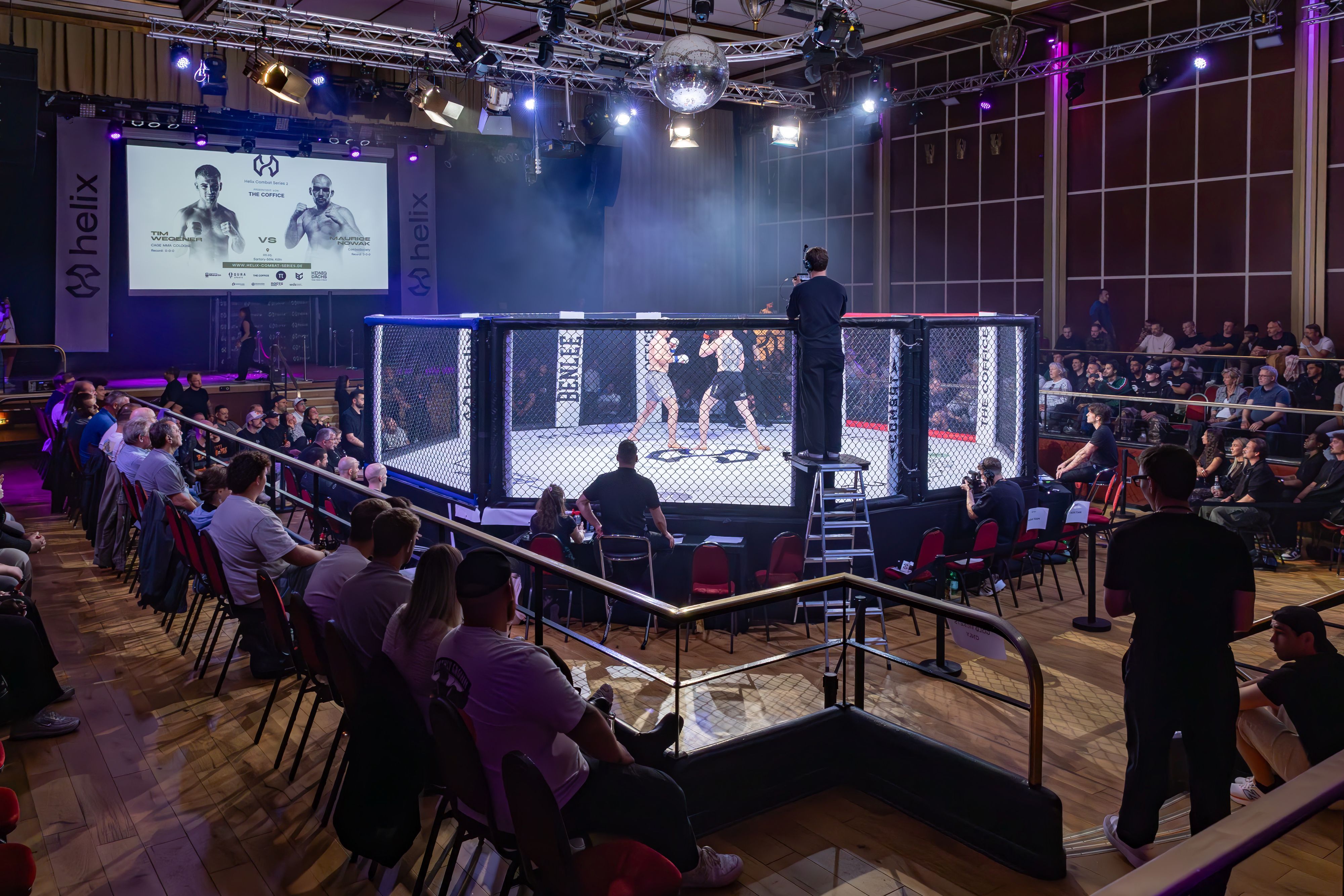 MMA-Kampfabend in den Satory Sälen in Köln. Rund 600 Zuschauer kamen zur Veranstaltung „Helix Combat Series 2“.