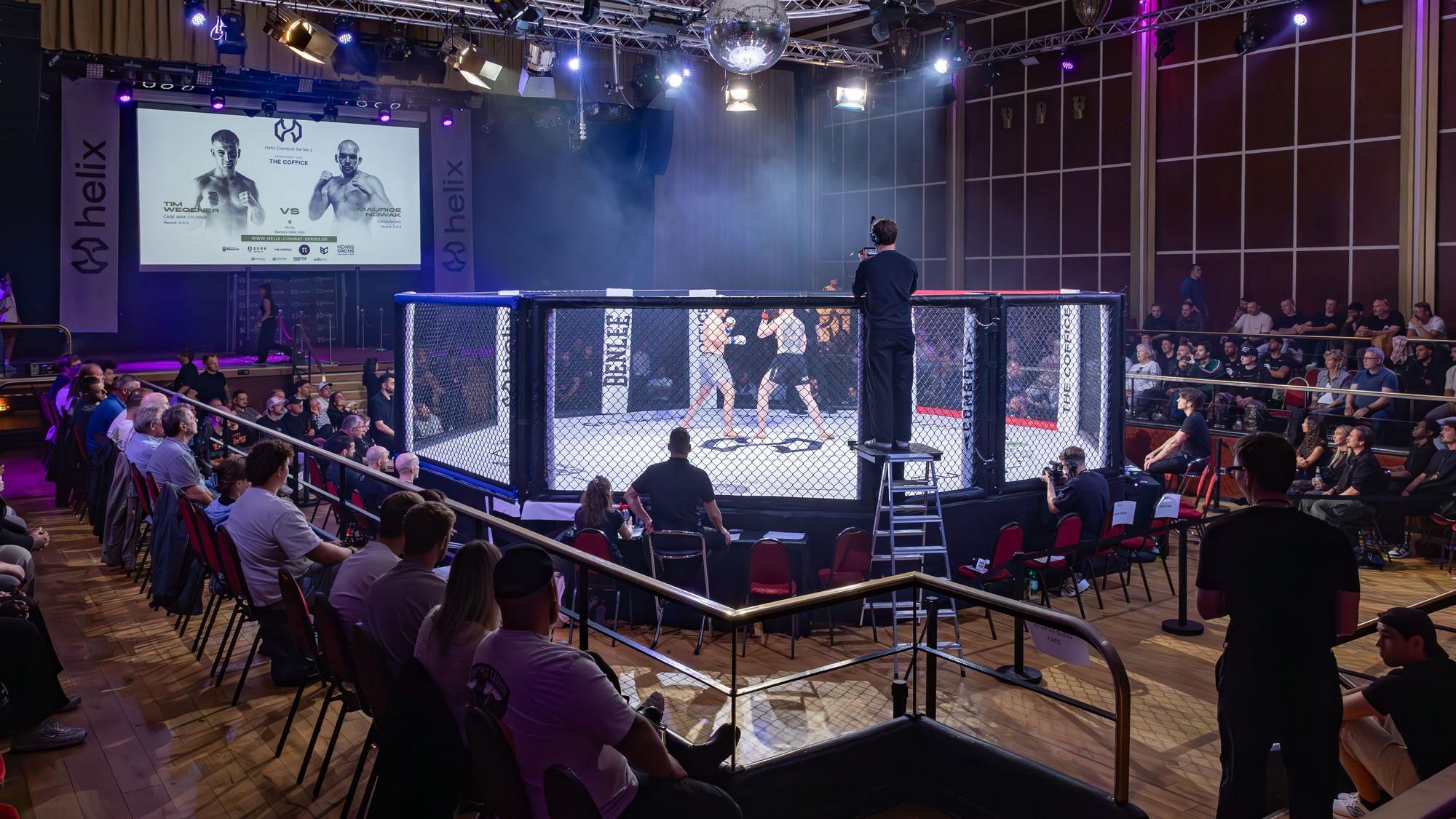 MMA-Kampfabend in den Satory Sälen in Köln. Rund 600 Zuschauer kamen zur Veranstaltung „Helix Combat Series 2“.