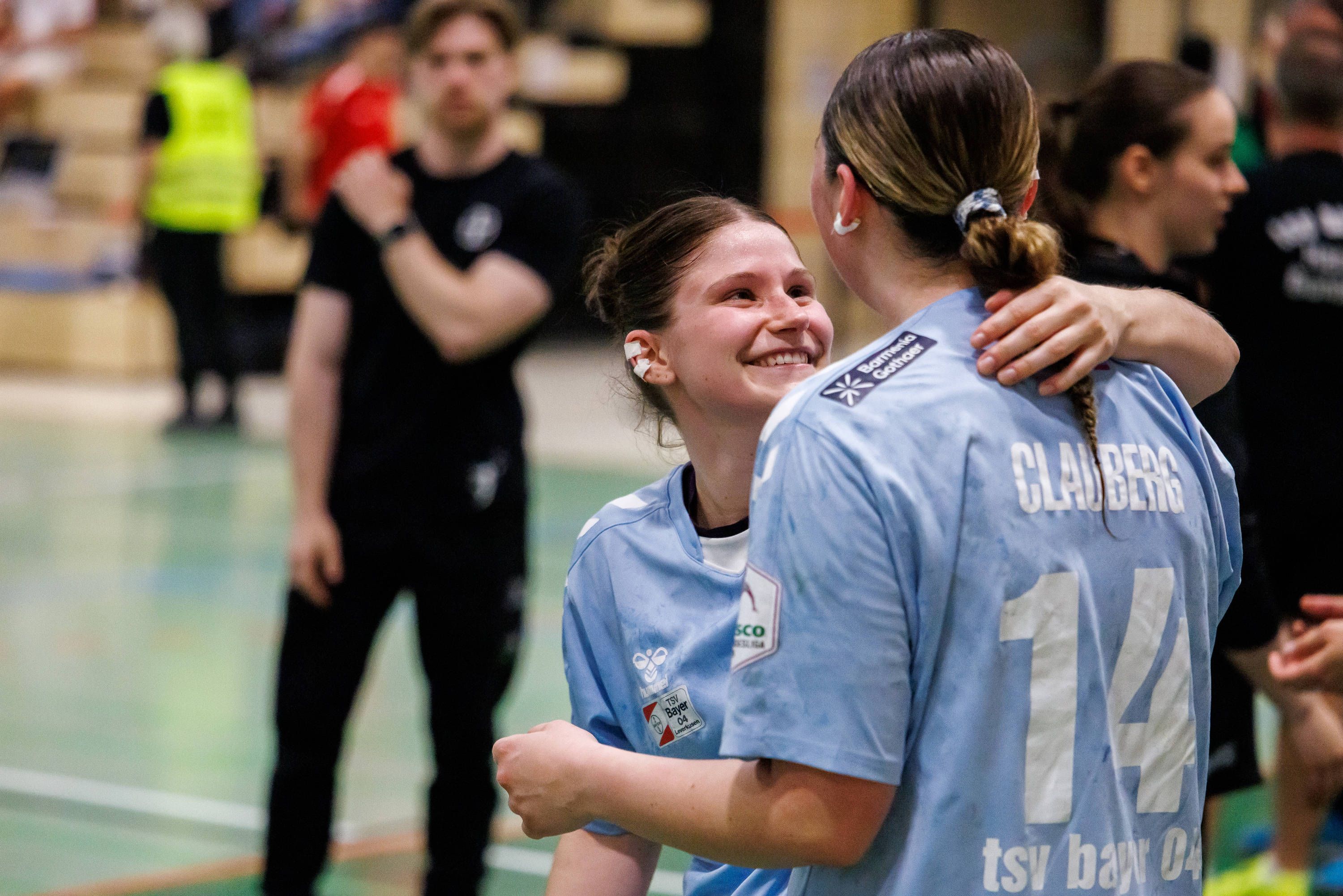 2. Handball Bundesliga Frauen: 1. FSV Mainz 05 - TSV Bayer 04 Leverkusen, Mainz, 09.05.2026 Henriette Clauberg TSV Bayer 04 Leverkusen, 14 und Dana Gruner TSV Bayer 04 Leverkusen, 3 liegen sich glücklich in den Armen nach dem Sieg in Mainz Partie vom 27. Spieltag der ALSCO Handball 2. Bundesliga Frauen zwischen 1. FSV Mainz 05 und TSV Bayer 04 Leverkusen in Mainz am 15.11.2025 *** 2 Handball Bundesliga Women 1 FSV Mainz 05 TSV Bayer 04 Leverkusen, Mainz, 09 05 2026 Henriette Clauberg TSV Bayer 04 Leverkusen, 14 and Dana Gruner TSV Bayer 04 Leverkusen, 3 happily embrace after the victory in Mainz Matchday 27 of the ALSCO Handball 2 Bundesliga Women between 1 FSV Mainz 05 and TSV Bayer 04 Leverkusen in Mainz on 15 11 2025 Copyright: xBEAUTIFULxSPORTS/Hahnex