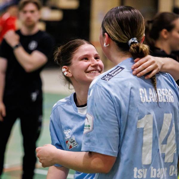2. Handball Bundesliga Frauen: 1. FSV Mainz 05 - TSV Bayer 04 Leverkusen, Mainz, 09.05.2026 Henriette Clauberg TSV Bayer 04 Leverkusen, 14 und Dana Gruner TSV Bayer 04 Leverkusen, 3 liegen sich glücklich in den Armen nach dem Sieg in Mainz Partie vom 27. Spieltag der ALSCO Handball 2. Bundesliga Frauen zwischen 1. FSV Mainz 05 und TSV Bayer 04 Leverkusen in Mainz am 15.11.2025 *** 2 Handball Bundesliga Women 1 FSV Mainz 05 TSV Bayer 04 Leverkusen, Mainz, 09 05 2026 Henriette Clauberg TSV Bayer 04 Leverkusen, 14 and Dana Gruner TSV Bayer 04 Leverkusen, 3 happily embrace after the victory in Mainz Matchday 27 of the ALSCO Handball 2 Bundesliga Women between 1 FSV Mainz 05 and TSV Bayer 04 Leverkusen in Mainz on 15 11 2025 Copyright: xBEAUTIFULxSPORTS/Hahnex