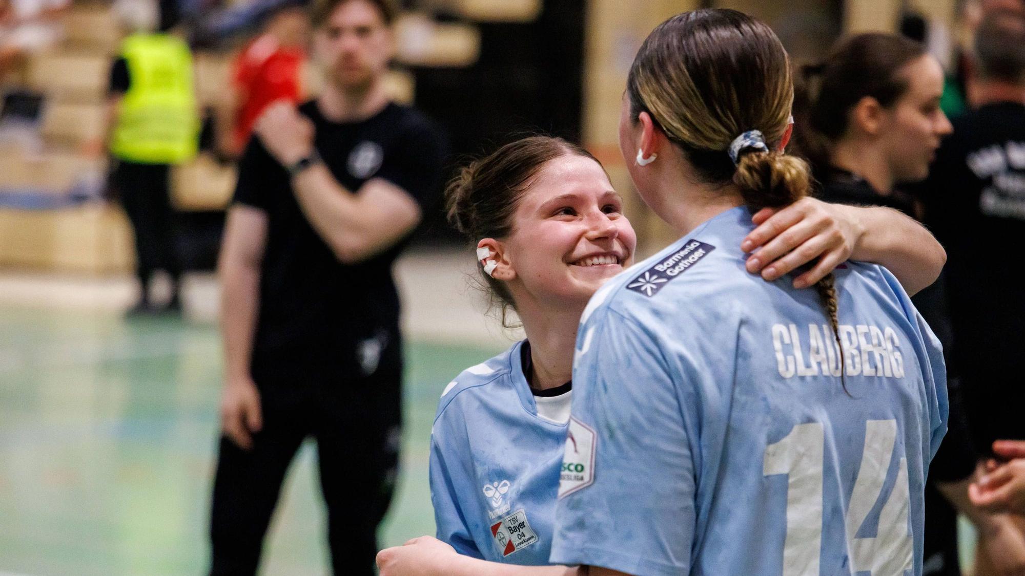 2. Handball Bundesliga Frauen: 1. FSV Mainz 05 - TSV Bayer 04 Leverkusen, Mainz, 09.05.2026 Henriette Clauberg TSV Bayer 04 Leverkusen, 14 und Dana Gruner TSV Bayer 04 Leverkusen, 3 liegen sich glücklich in den Armen nach dem Sieg in Mainz Partie vom 27. Spieltag der ALSCO Handball 2. Bundesliga Frauen zwischen 1. FSV Mainz 05 und TSV Bayer 04 Leverkusen in Mainz am 15.11.2025 *** 2 Handball Bundesliga Women 1 FSV Mainz 05 TSV Bayer 04 Leverkusen, Mainz, 09 05 2026 Henriette Clauberg TSV Bayer 04 Leverkusen, 14 and Dana Gruner TSV Bayer 04 Leverkusen, 3 happily embrace after the victory in Mainz Matchday 27 of the ALSCO Handball 2 Bundesliga Women between 1 FSV Mainz 05 and TSV Bayer 04 Leverkusen in Mainz on 15 11 2025 Copyright: xBEAUTIFULxSPORTS/Hahnex