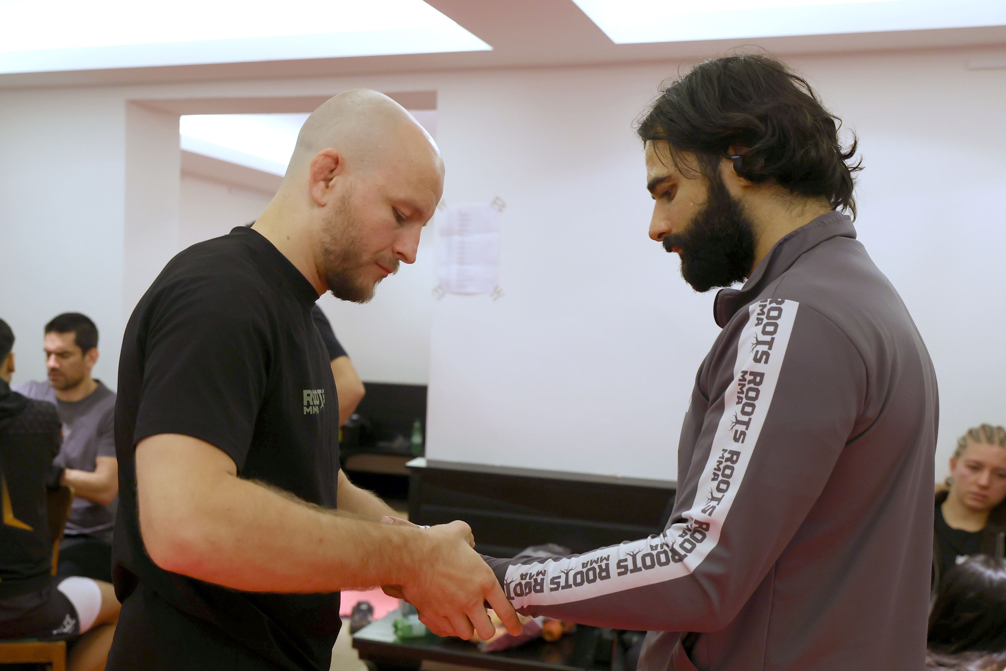 Luca Frangenberg (l.), Kölner MMA-Trainer und Mit-Veranstalter des Kampfabends in den Satory Sälen, bereitet einen seiner Kämpfer auf dessen Auftritt vor.