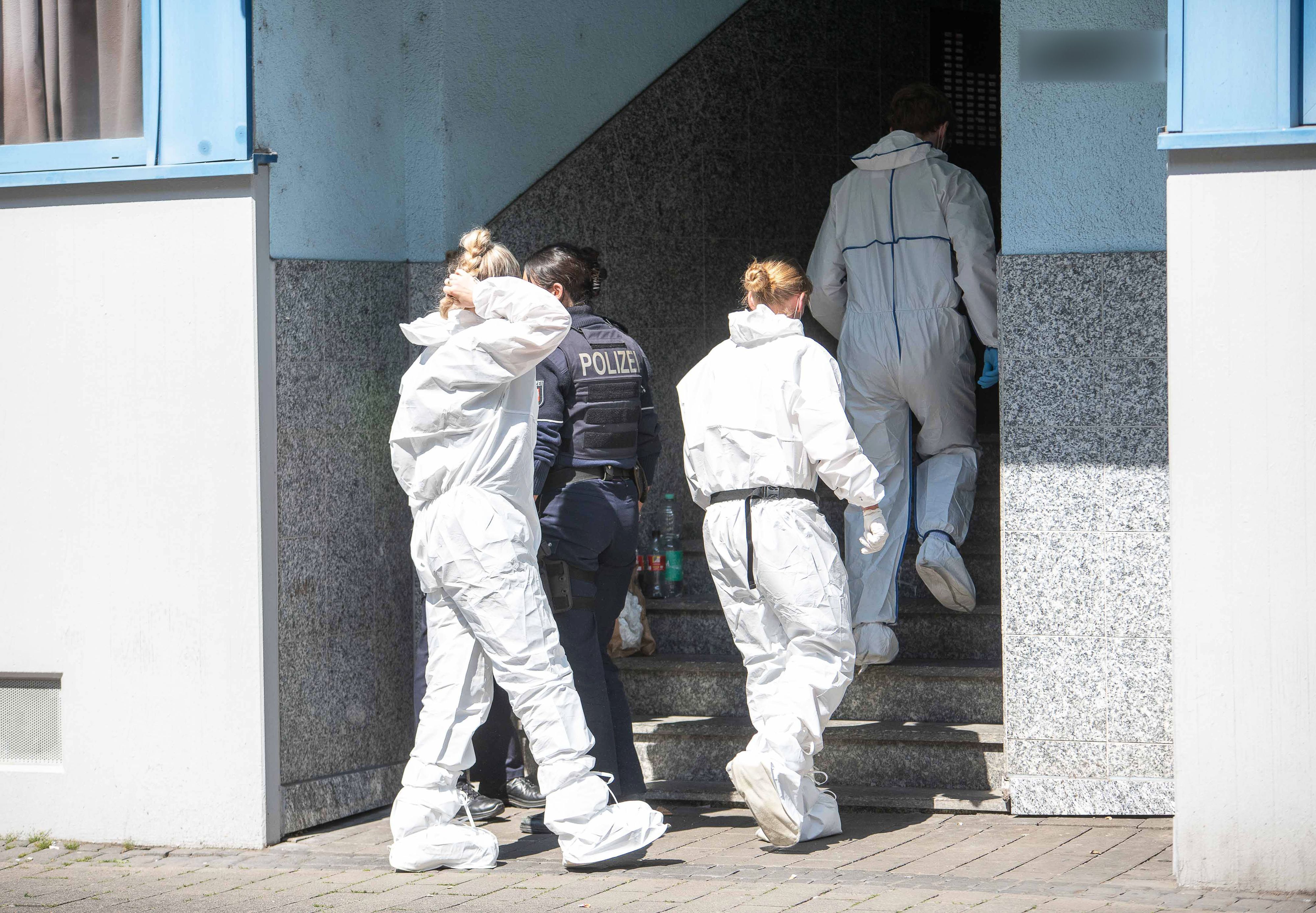 Beamte der Spurensicherung sind am Samstag (9. Mai) vor einem Mehrfamilienhaus in Köln-Ehrenfeld im Einsatz.