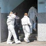 Beamte der Spurensicherung sind am Samstag (9. Mai) vor einem Mehrfamilienhaus in Köln-Ehrenfeld im Einsatz.
