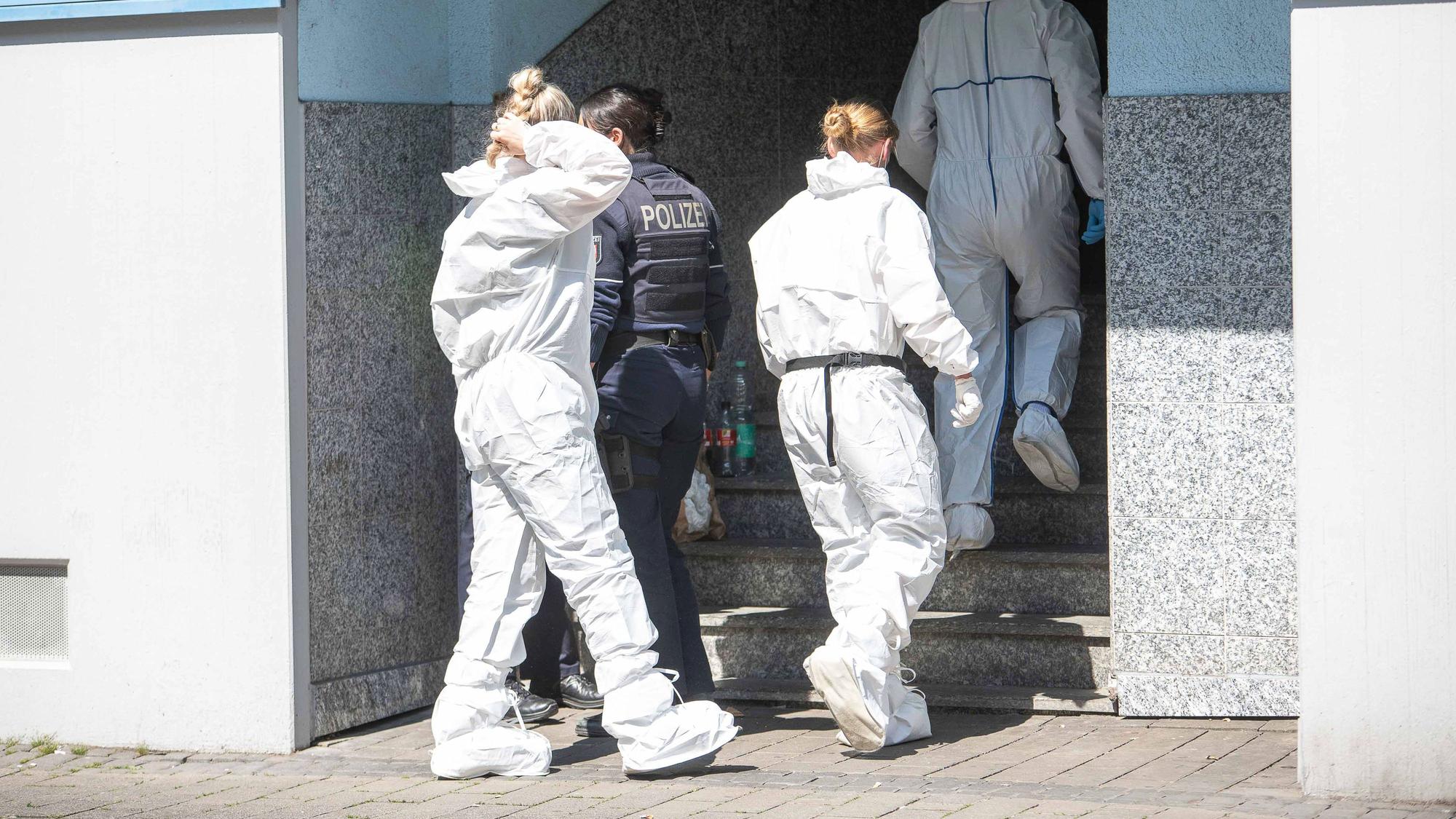 Beamte der Spurensicherung sind am Samstag (9. Mai) vor einem Mehrfamilienhaus in Köln-Ehrenfeld im Einsatz.