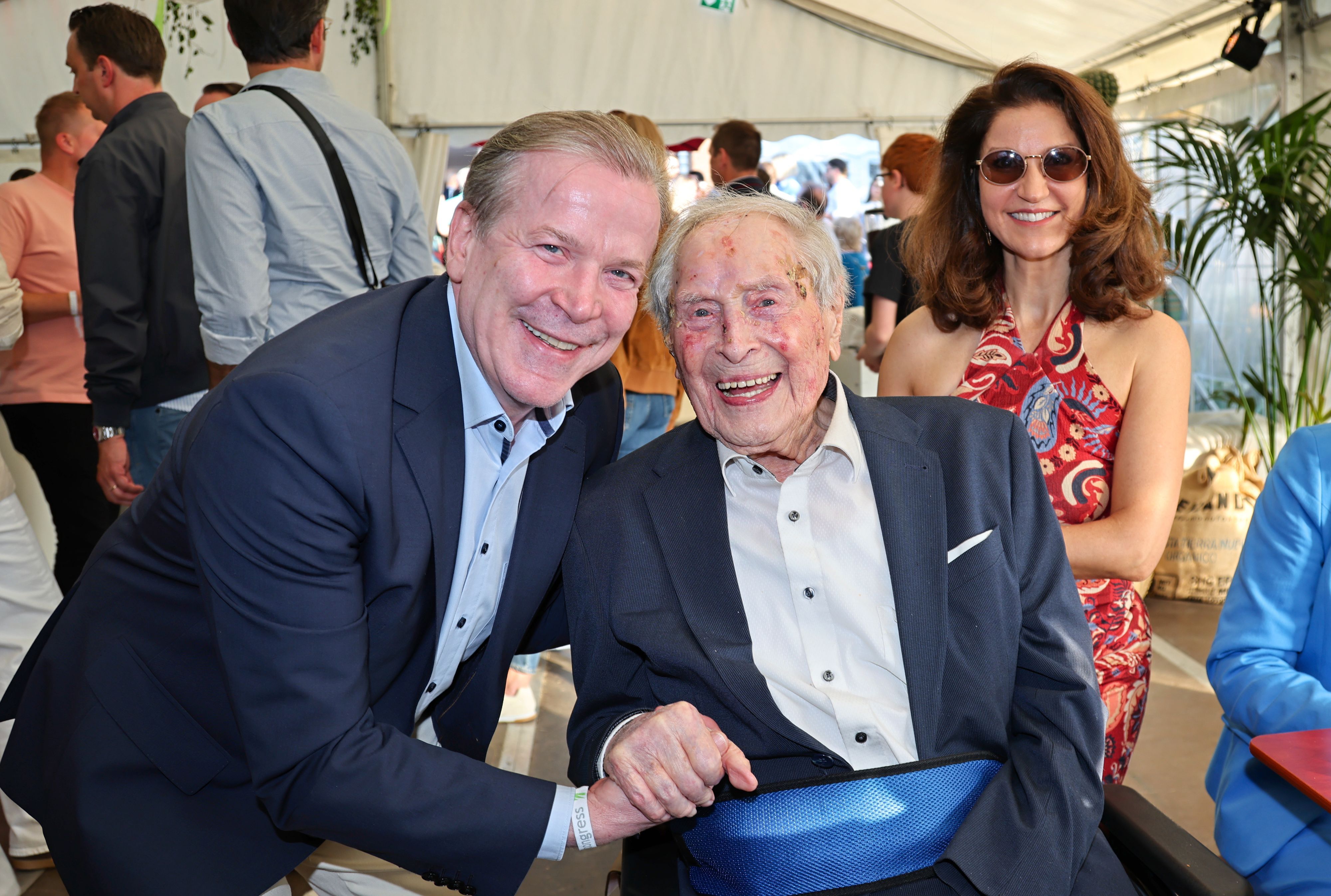 Christoph Kuckelkorn und Ehefrau Katia mit Ludwig Sebus.