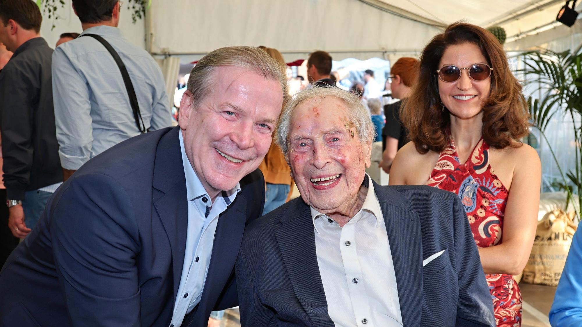 Christoph Kuckelkorn und Ehefrau Katia mit Ludwig Sebus.