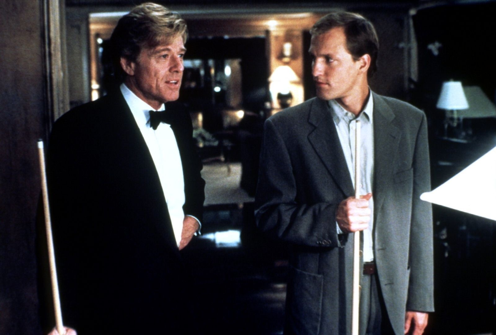 Davids (Woody Harrelson, rechts) und John (Robert Redford) treiben ein unmoralisches Spiel: eine Million Dollar für eine Nacht mit der Ehefrau des anderen. (Bild: Paramount Pictures)