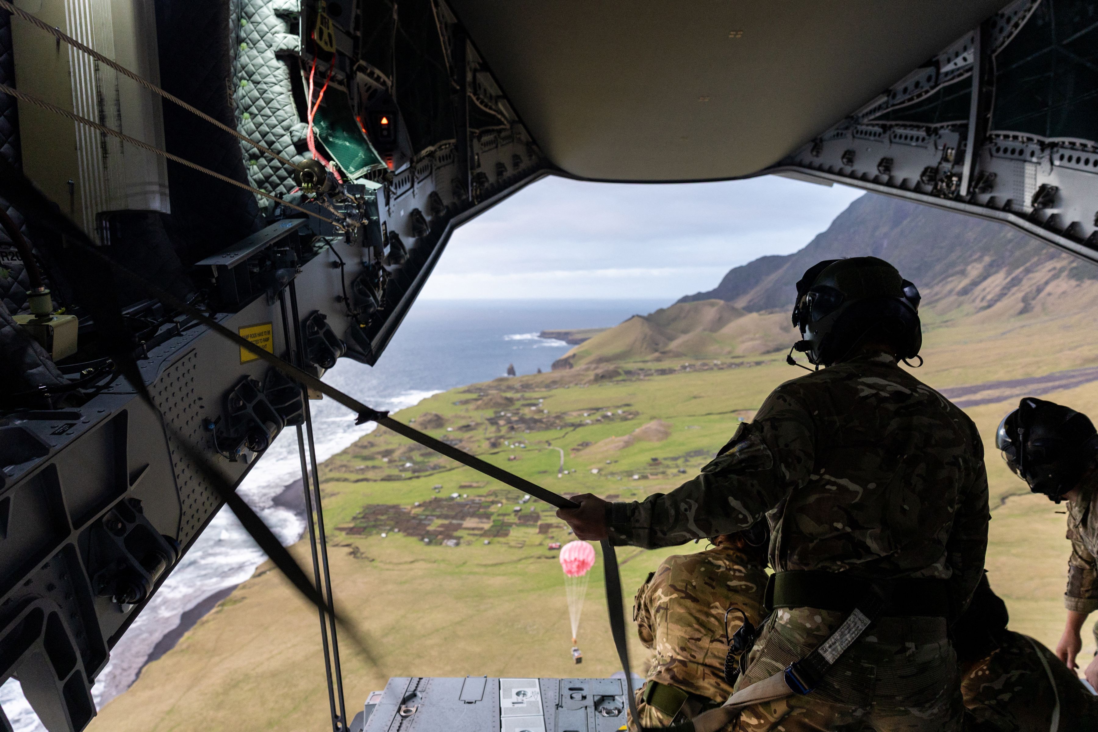 Auf einem vom britischen Verteidigungsministerium (MOD) veröffentlichten Foto, das am 9. Mai 2026 aufgenommen wurde, werfen Angehörige der RAF medizinische Hilfsgüter auf die Atlantikinsel Tristan da Cunha ab.