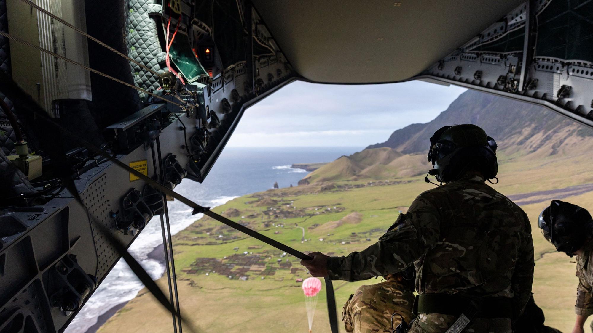 Auf einem vom britischen Verteidigungsministerium (MOD) veröffentlichten Foto, das am 9. Mai 2026 aufgenommen wurde, werfen Angehörige der RAF medizinische Hilfsgüter auf die Atlantikinsel Tristan da Cunha ab.