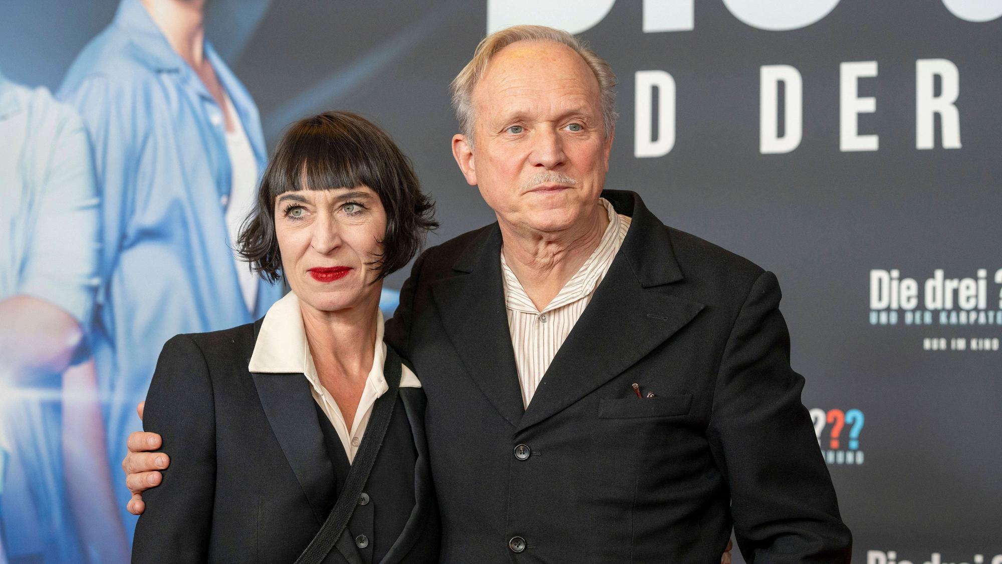 Ulrich Tukur mit Ehefrau Katharina John bei einer Filmpremiere im Januar 2025