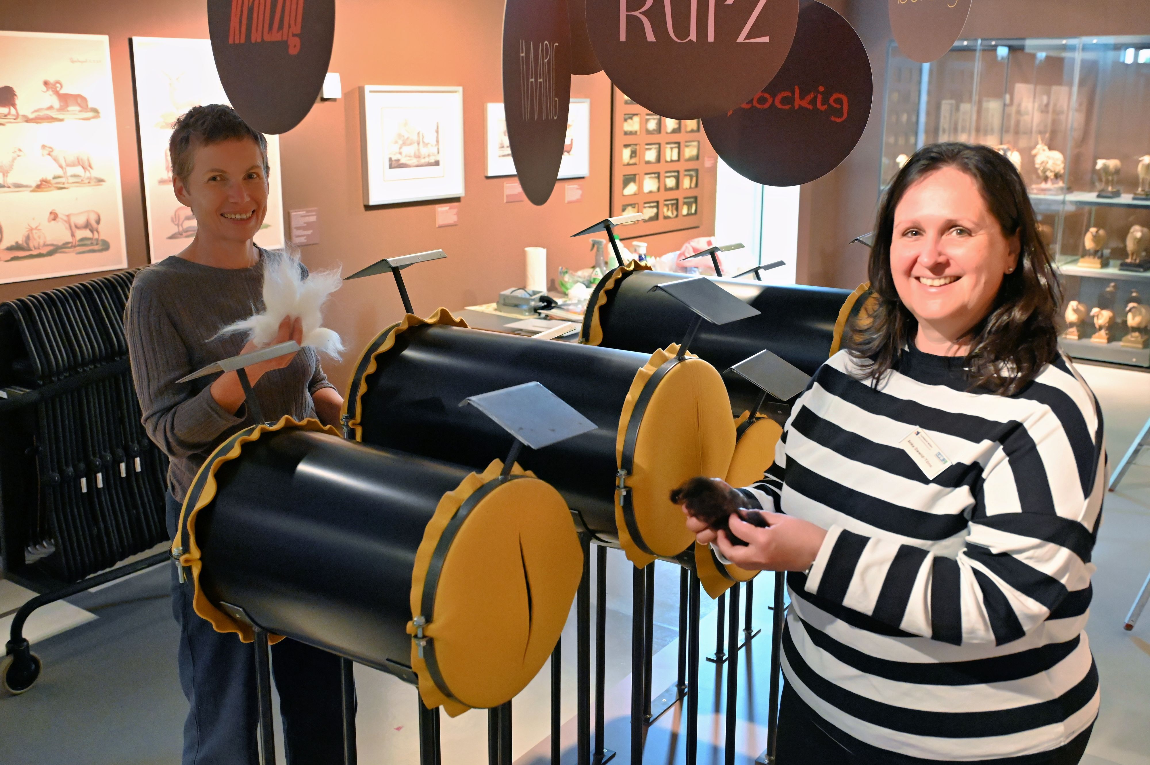 Dr. Christiane Lamberty und Anka Dawid-Töns (v.l.) in der Ausstellung des LVR-Industriemuseums Kuchenheim.