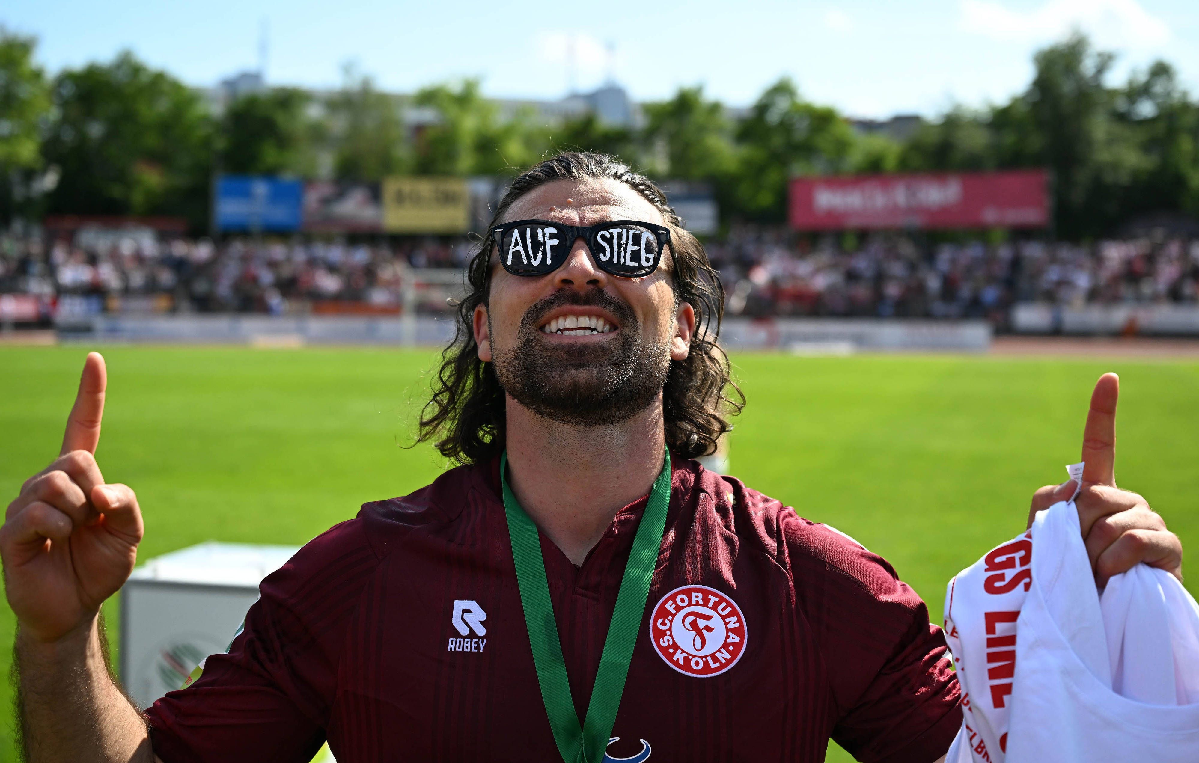 09.05.2026, xophax, Fussball Regionalliga West. SC Fortuna Köln gegen Sportfreunde Siegen. Meister der Regionalliga West . Fortuna Köln ist aufgestiegen . Feier im Südstadion nach dem Schlusspfiff. Siegerehrung mit Meisterpokal. David Haider Al Ghaddioui  beide Fortuna Köln  mit Aufstiegsbrille Koeln *** 09 05 2026, xophax, Soccer Regionalliga West SC Fortuna Köln vs Sportfreunde Siegen Champion of the Regionalliga West Fortuna Köln is promoted Celebration in the Südstadion after the final whistle Award ceremony with championship trophy David Haider Al Ghaddioui both Fortuna Köln with promotion glasses Koeln