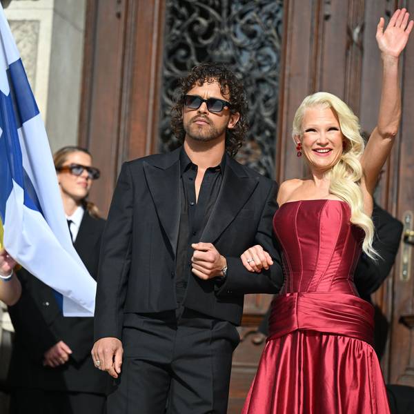 Linda Lampenius und Pete Parkkonen, die Finnland beim ESC vertreten, stehen bei der Eröffnungszeremonie zum Eurovision Song Contest (ESC) 2026.