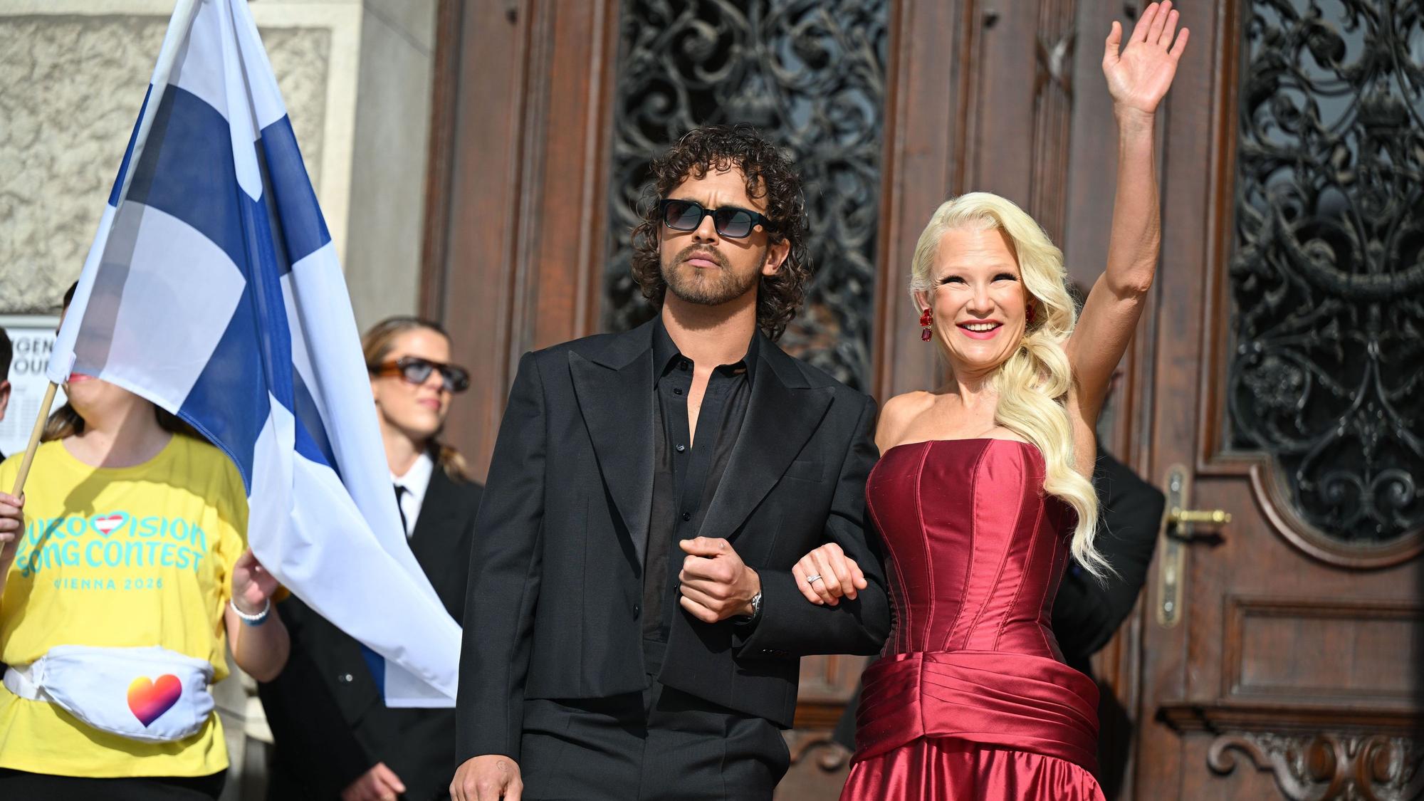 Linda Lampenius und Pete Parkkonen, die Finnland beim ESC vertreten, stehen bei der Eröffnungszeremonie zum Eurovision Song Contest (ESC) 2026.