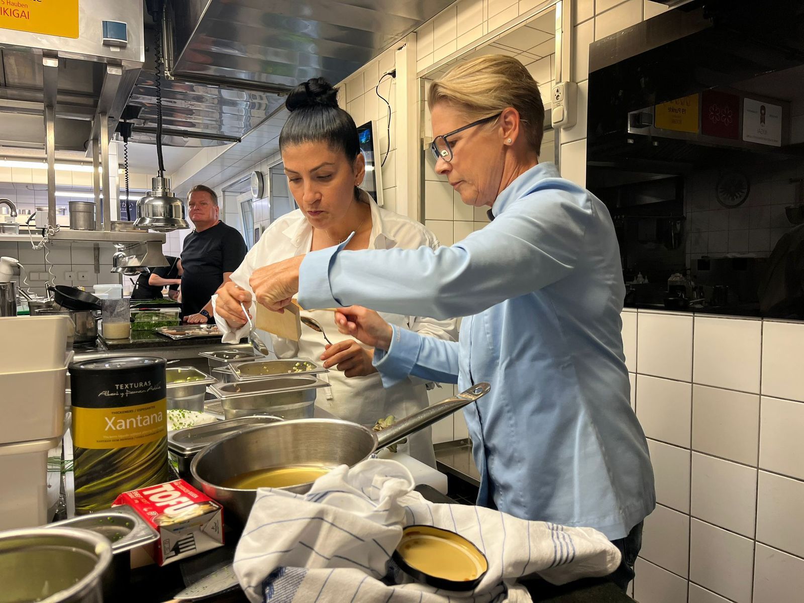 Auf Schloss Elmau kochen Elif Oskan und Cornelia Poletto ein Zwei-Sterne-Gericht von Christoph Rainer (l.). (Bild:  RTL / Endemol Shine / Teresa Orti von Havranek)