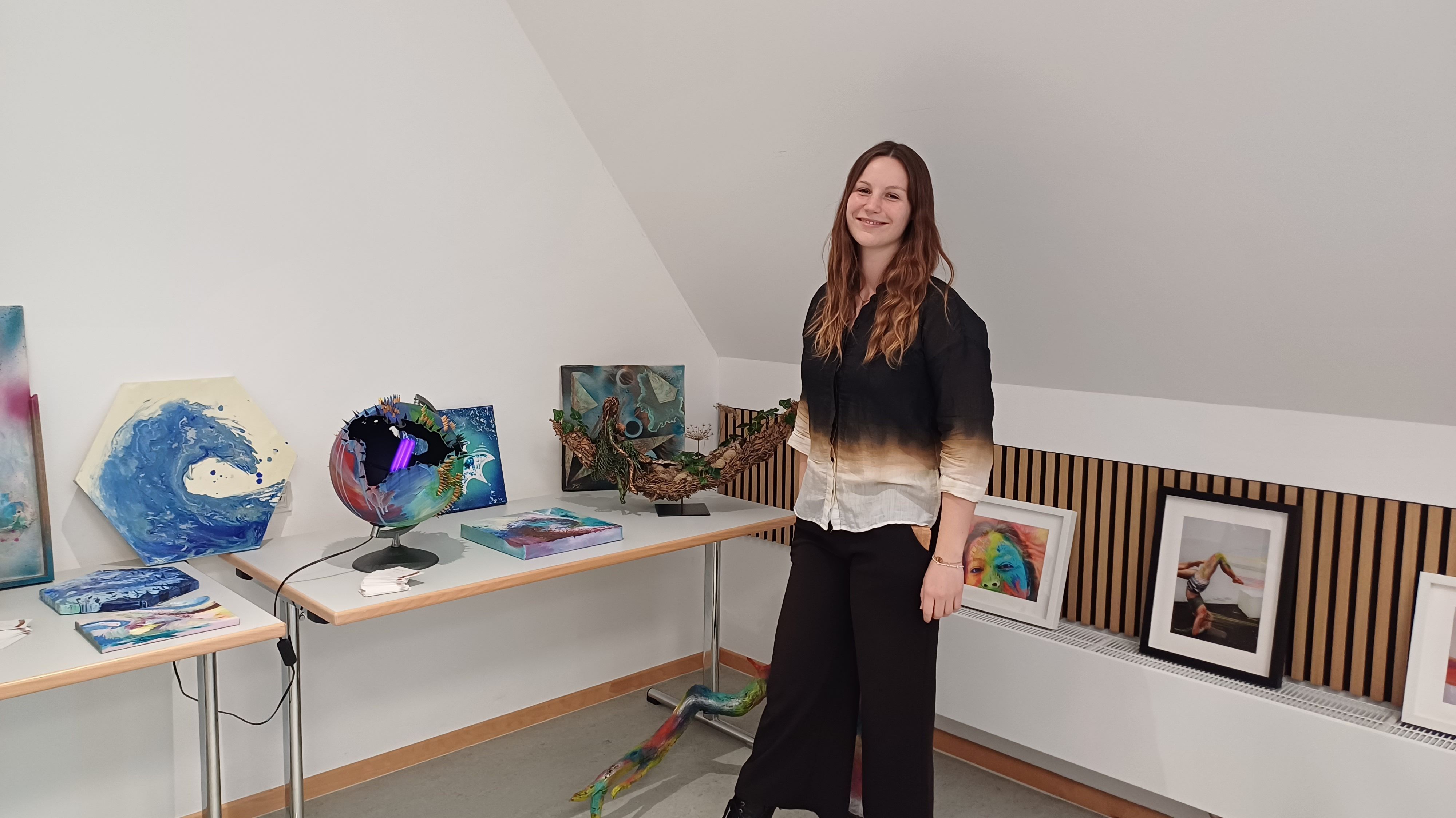 Fiona Statz mit Kunstwerken