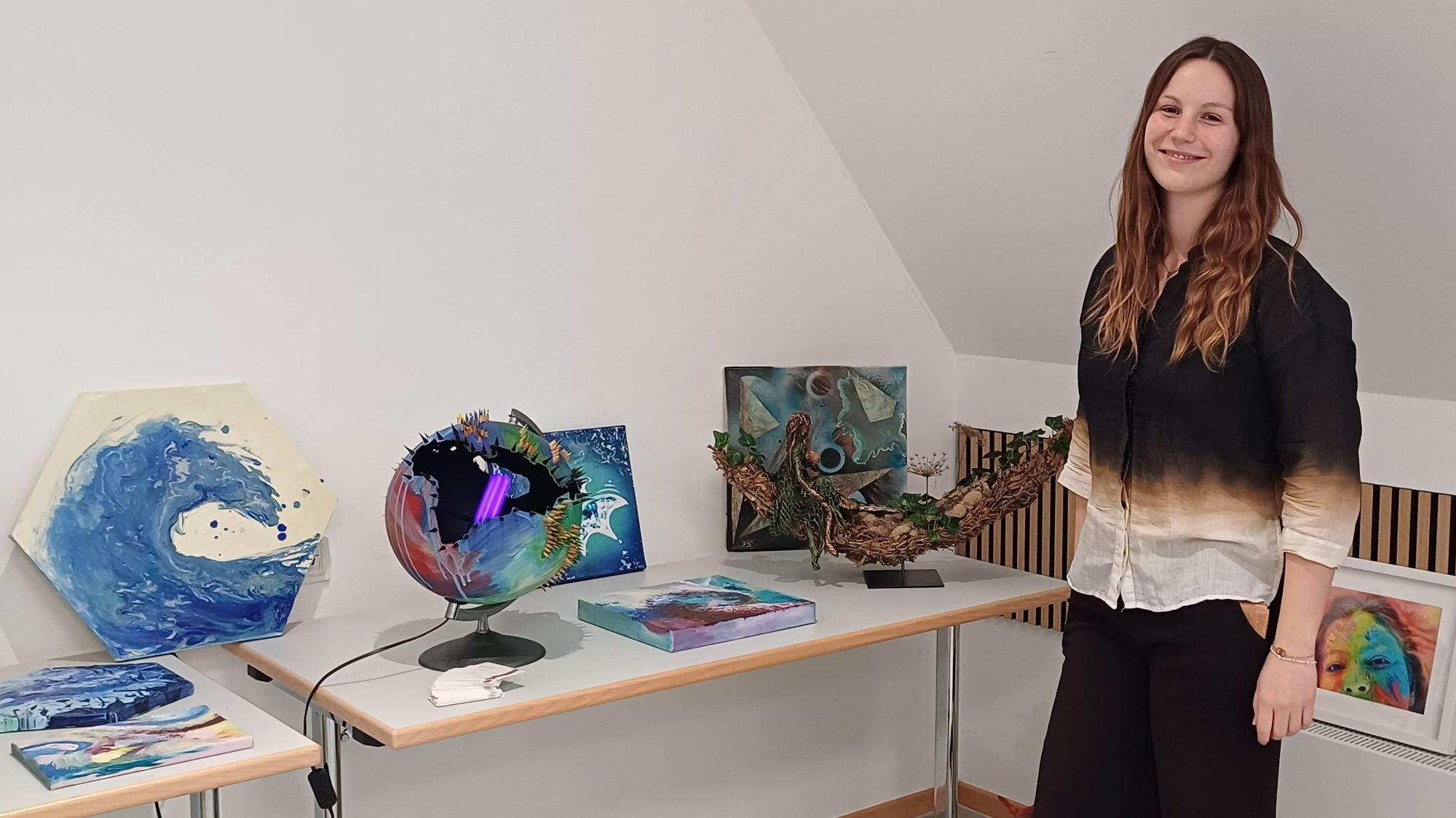 Fiona Statz mit Kunstwerken