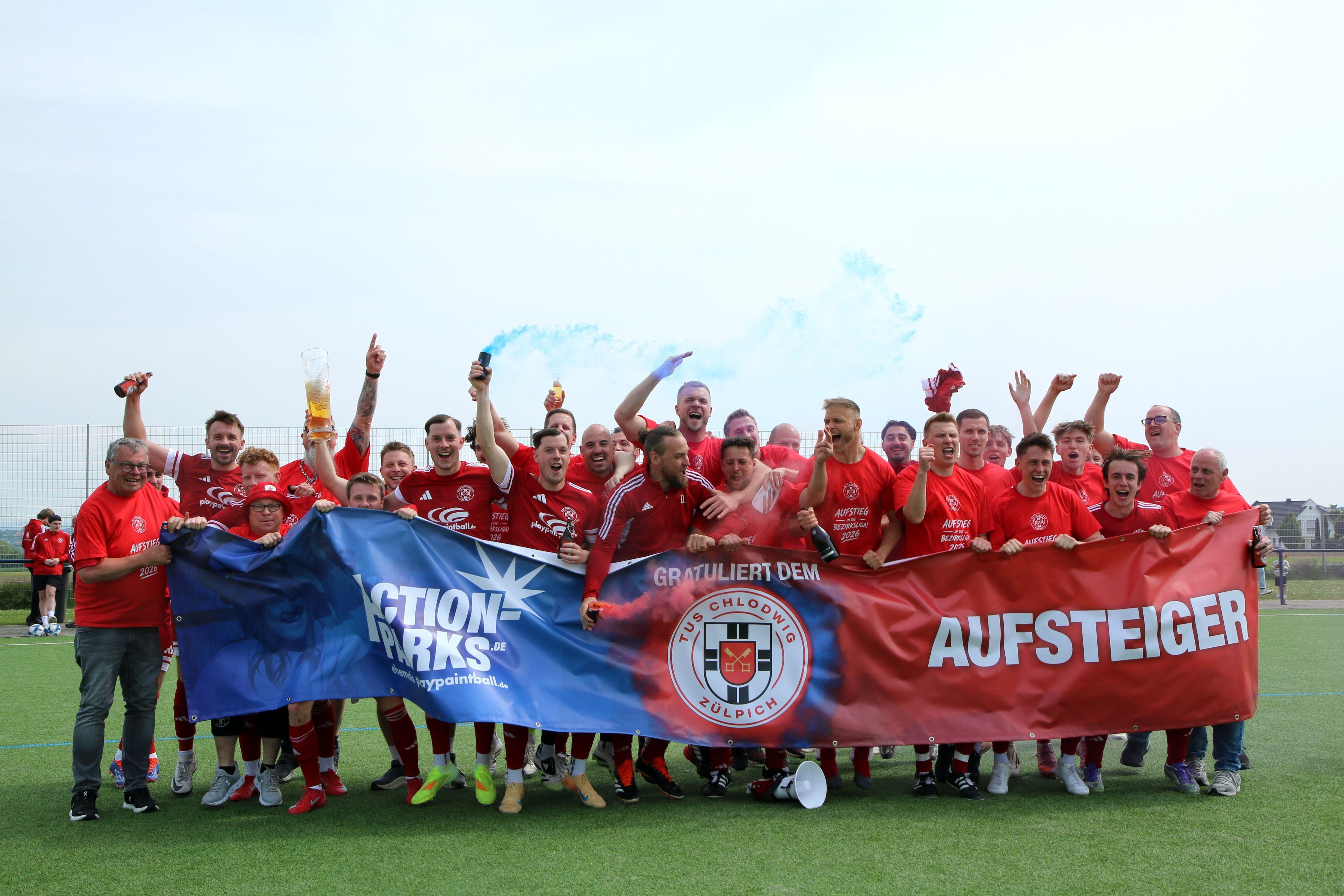 Die zweite Mannschaft des TuS Zülpich steht hinter einem Aufsteiger-Banner und jubelt.