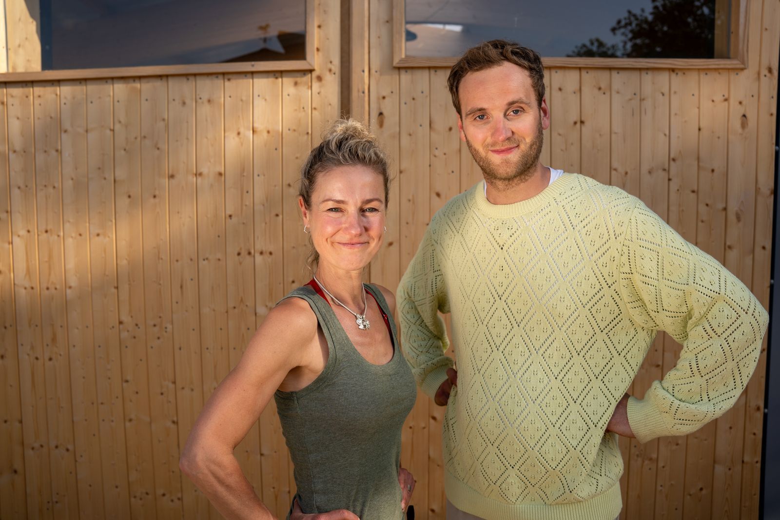Rhea Harder-Vennewald unterhält sich mit Leon Windscheid über das Muttersein und ihren Umgang damit. (Bild: ZDF/Marius Fuchtmann)