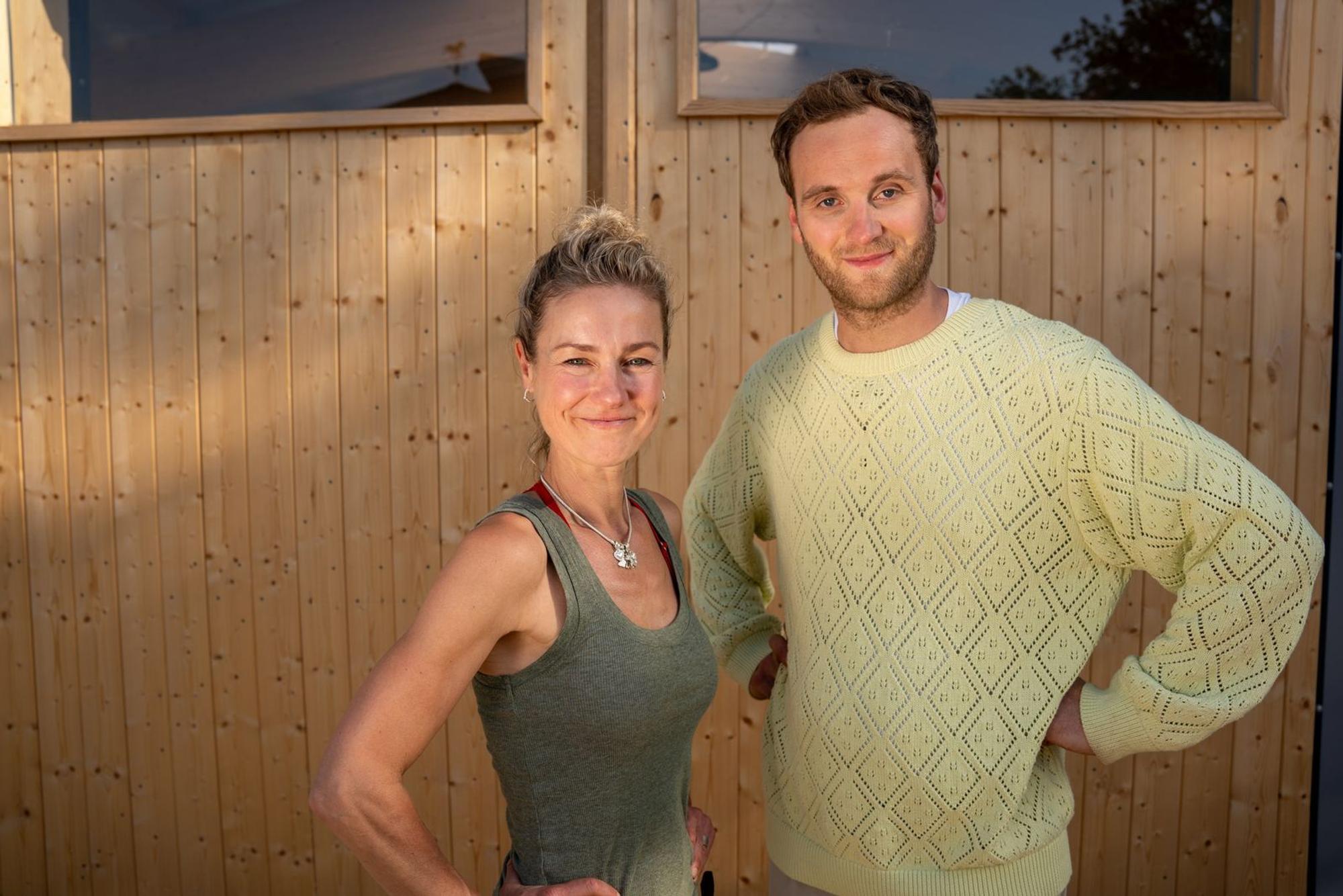 Rhea Harder-Vennewald unterhält sich mit Leon Windscheid über das Muttersein und ihren Umgang damit. (Bild: ZDF/Marius Fuchtmann)