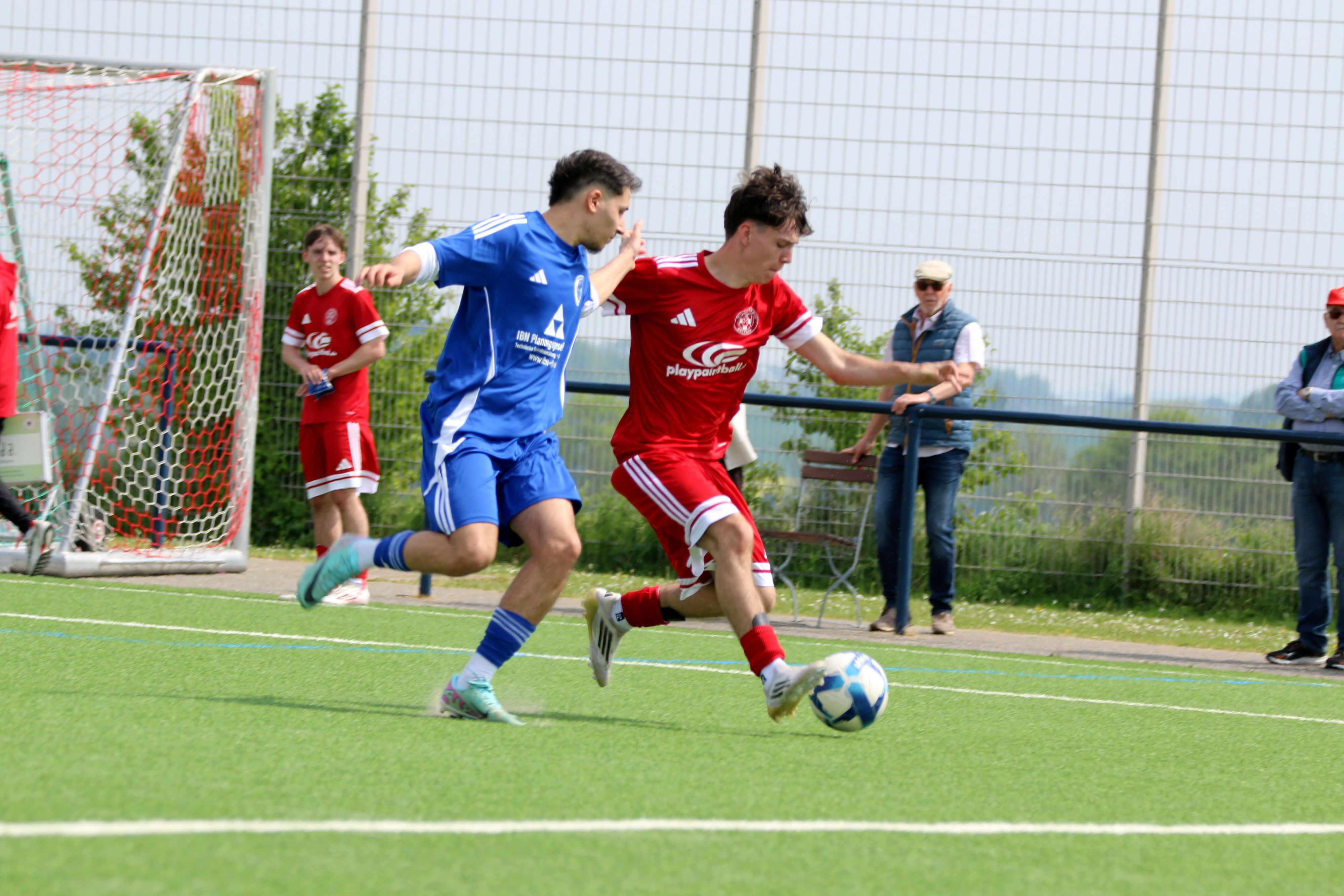 Der ballführende Tamino Mäurer wird vom Gegenspieler bedrängt.