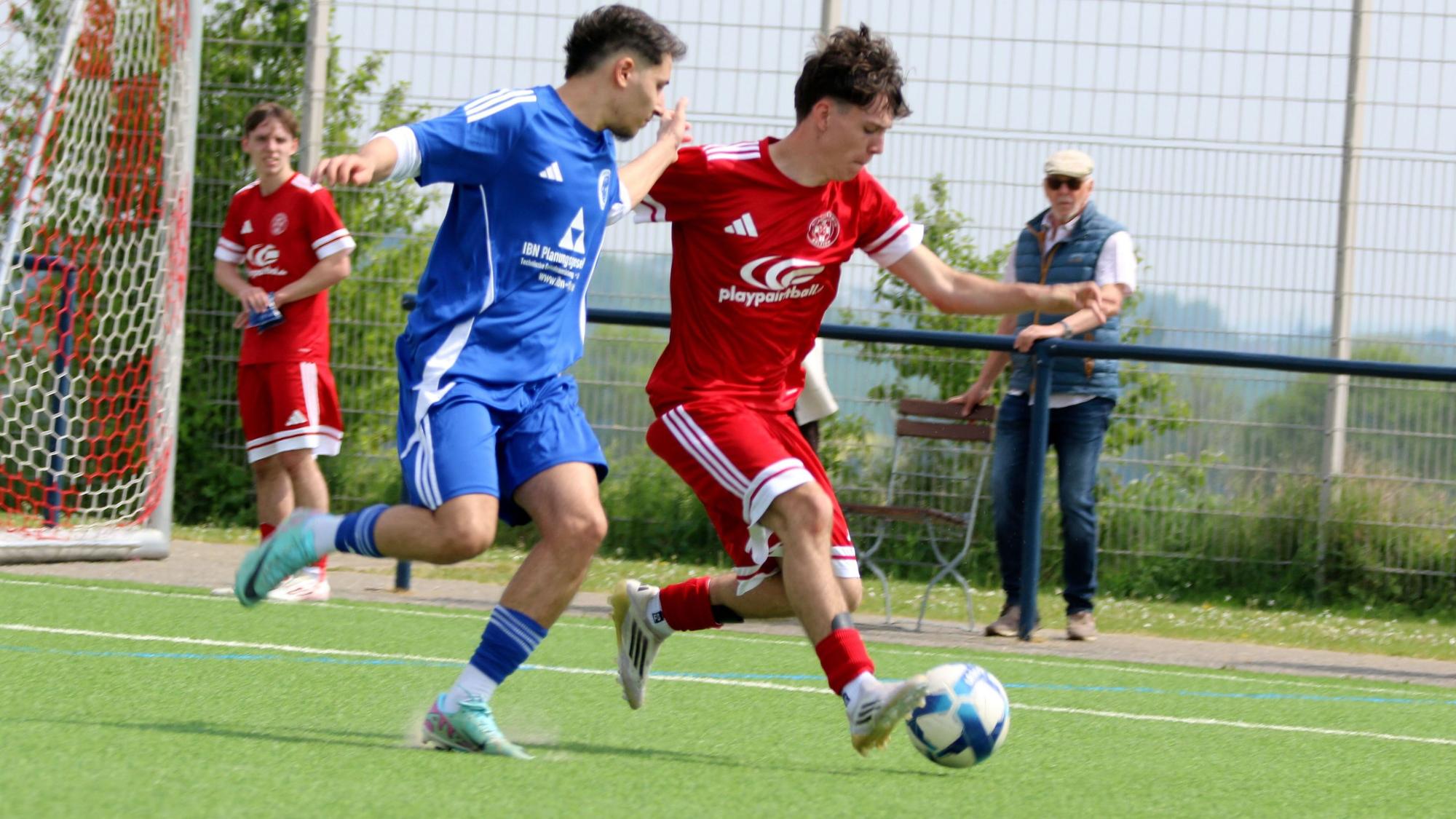 Der ballführende Tamino Mäurer wird vom Gegenspieler bedrängt.