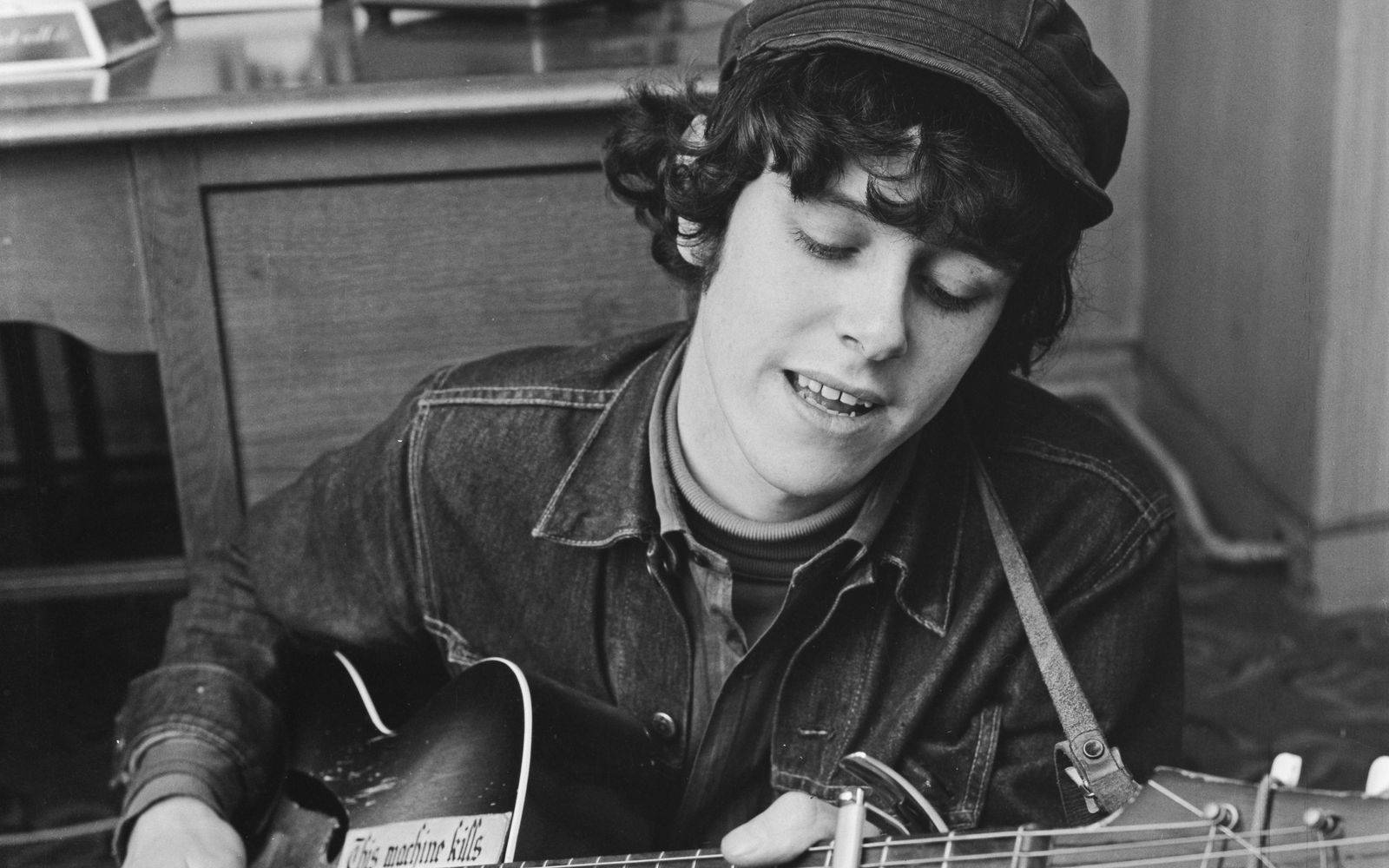 Mehr als seine Gitarre brauchte Folk-Sänger Donovan nicht, um seine Botschaften zu vermitteln.  (Bild: Evening Standard)