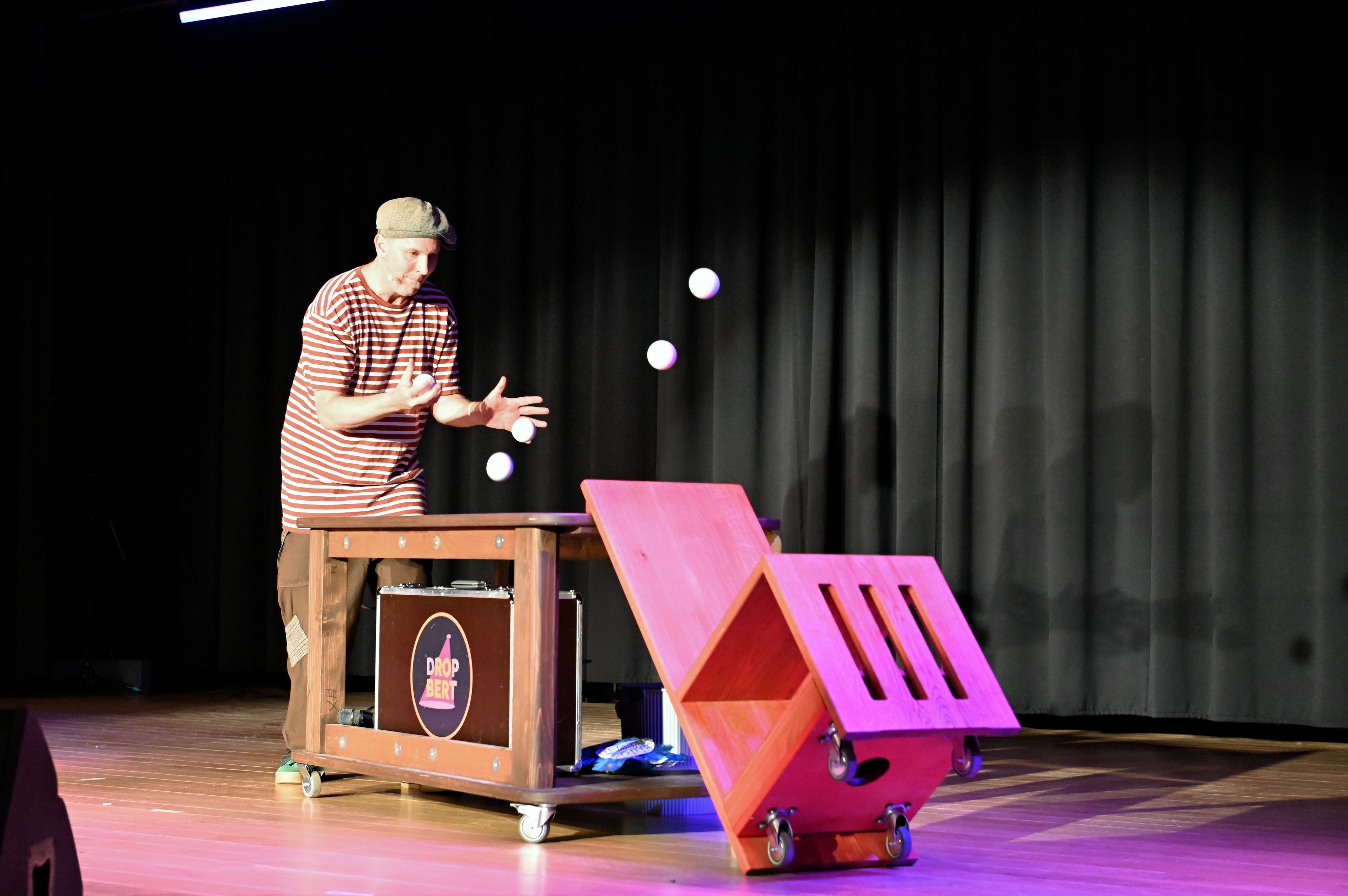 Der Künstler Drop Bert bei seiner Jonglage-Show auf der Bühne in der Marienschul-Aula.