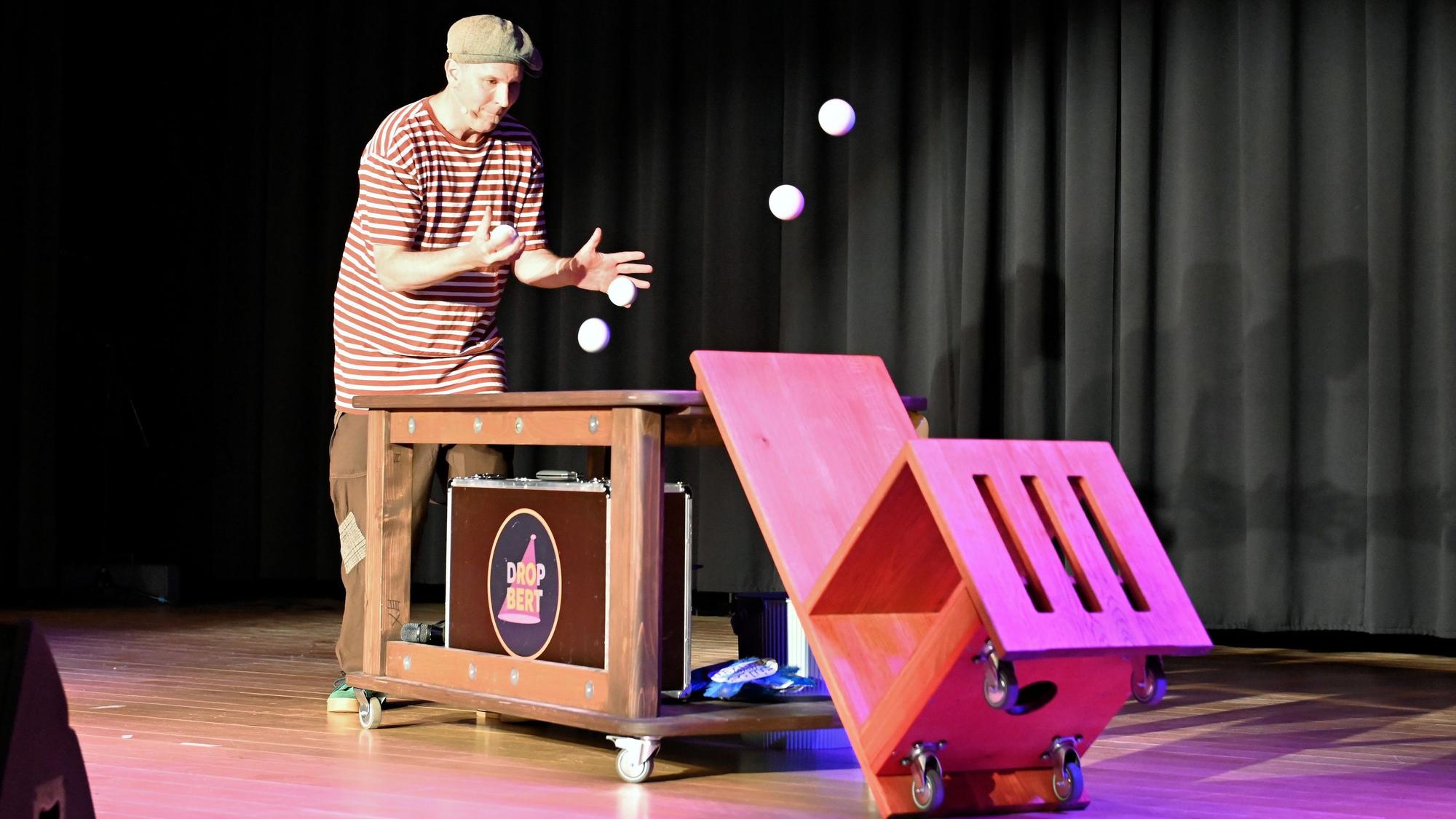 Der Künstler Drop Bert bei seiner Jonglage-Show auf der Bühne in der Marienschul-Aula.