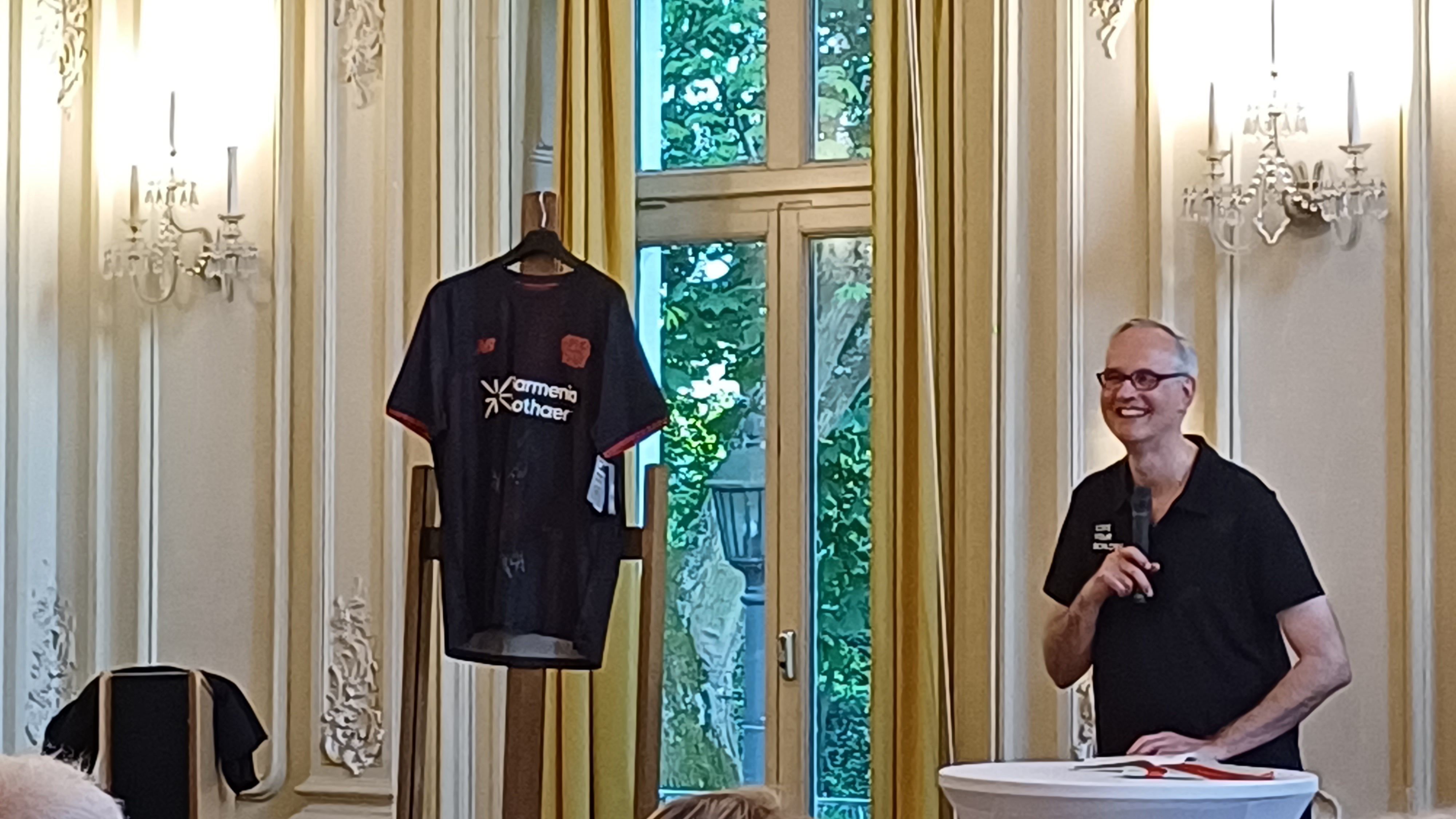 Versteigerung eines Bayer-04-Trikots im Spiegelsaal von Schloss Morsbroich.