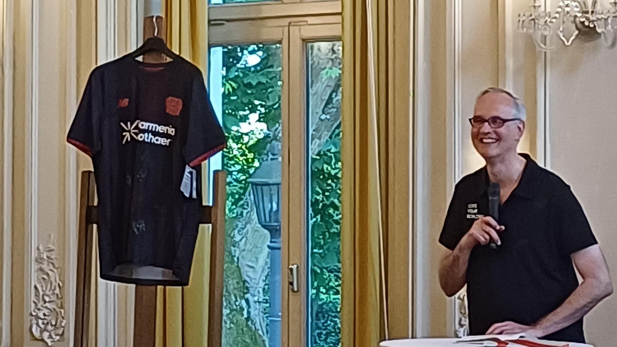 Versteigerung eines Bayer-04-Trikots im Spiegelsaal von Schloss Morsbroich.