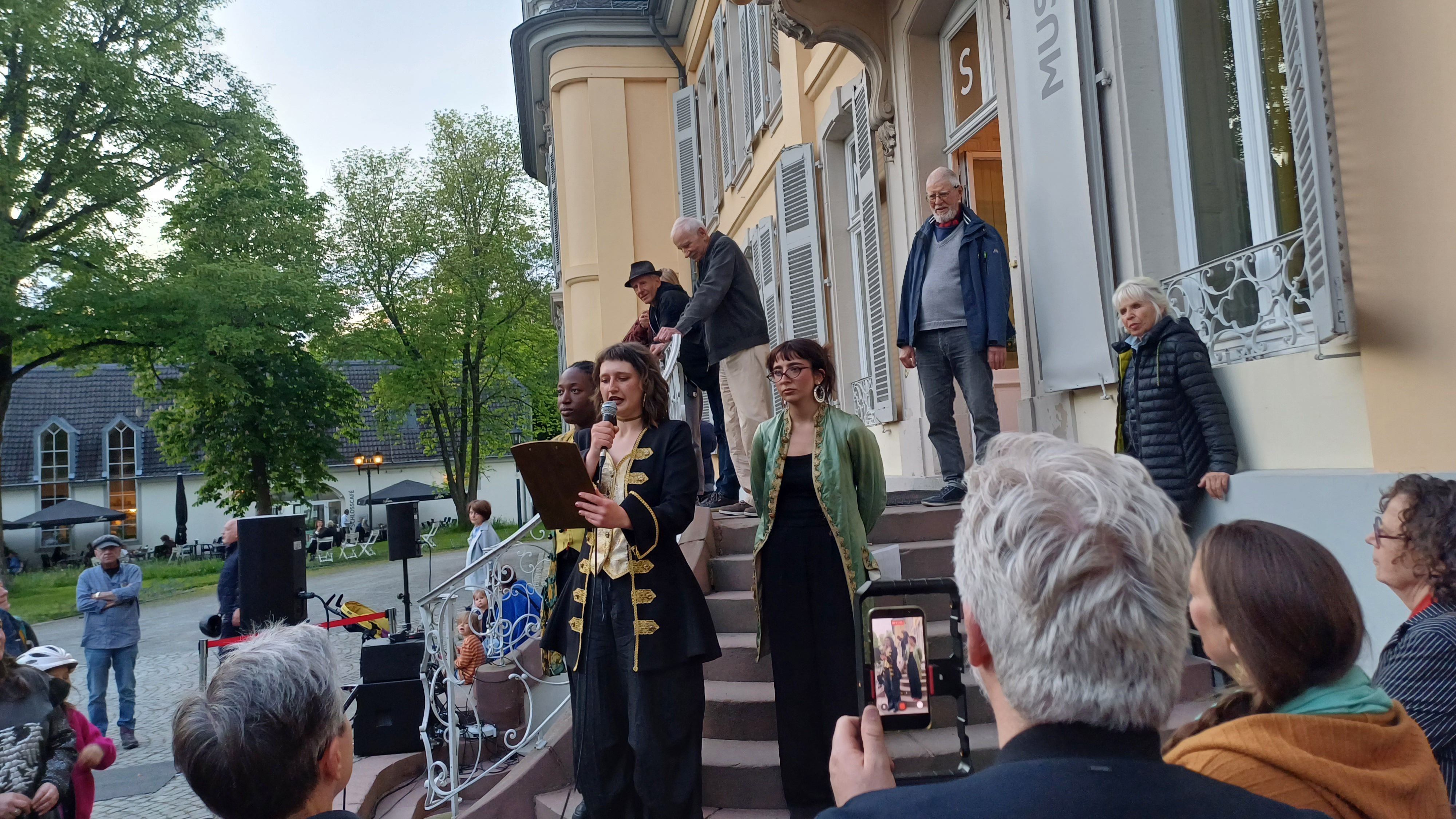 Der Leiter des Jungen Theaters Leverkusen vor dem Eingang des Schlosses.