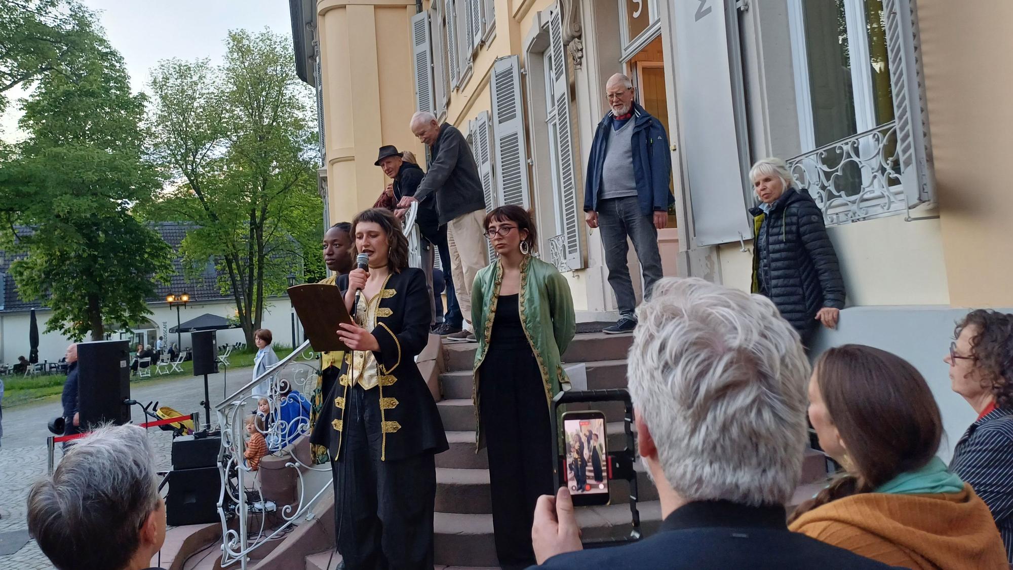 Der Leiter des Jungen Theaters Leverkusen vor dem Eingang des Schlosses.