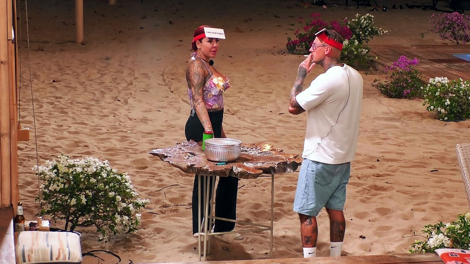 Kate und Paco dürfen für eine Weile, die Kopfbine sagt es, nur Englisch reden.  (Bild: RTLZWEI)