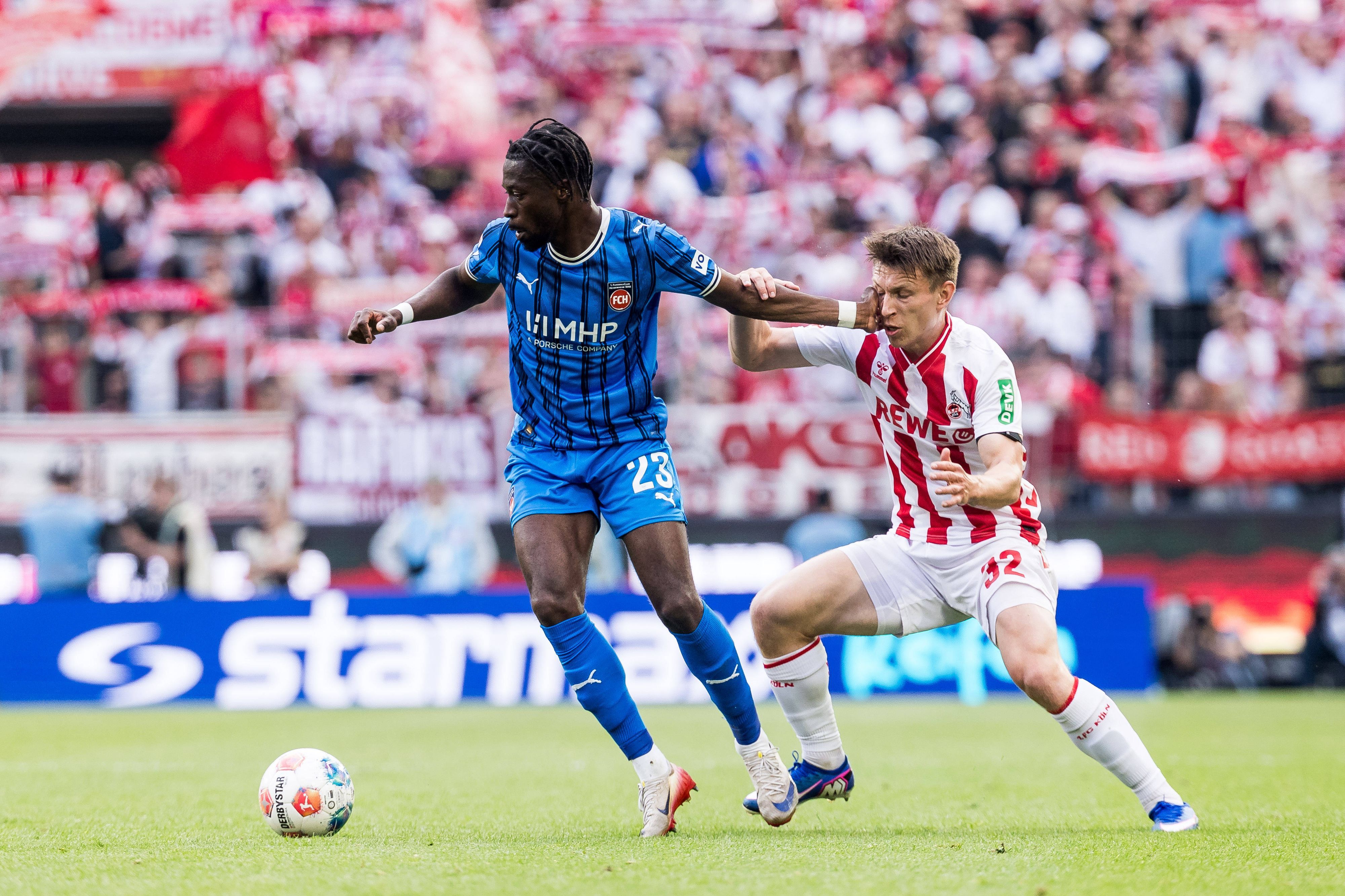 Kristoffer Lund im Zweikampf mit Omar Traore.