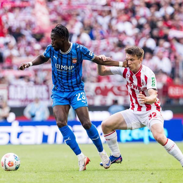 Kristoffer Lund im Zweikampf mit Omar Traore.