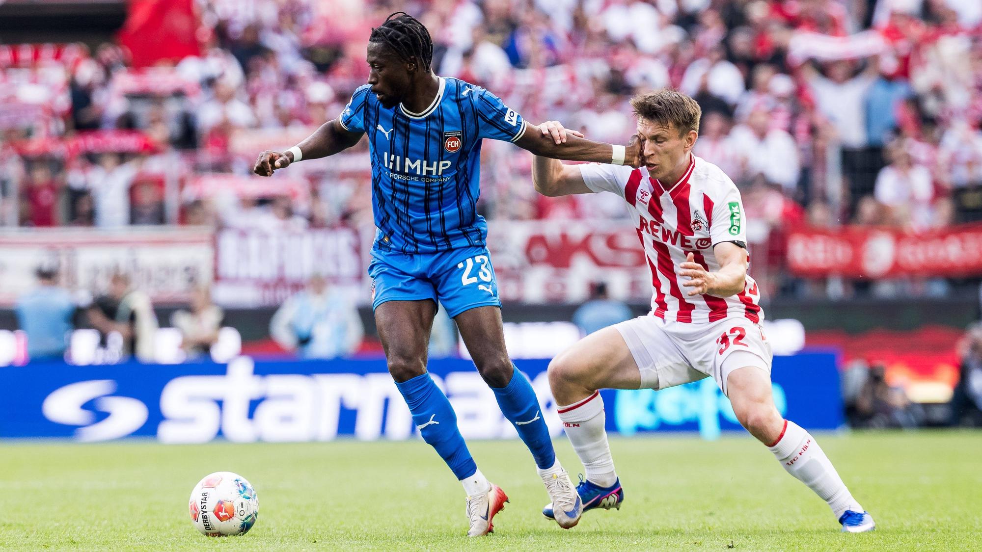 Kristoffer Lund im Zweikampf mit Omar Traore.