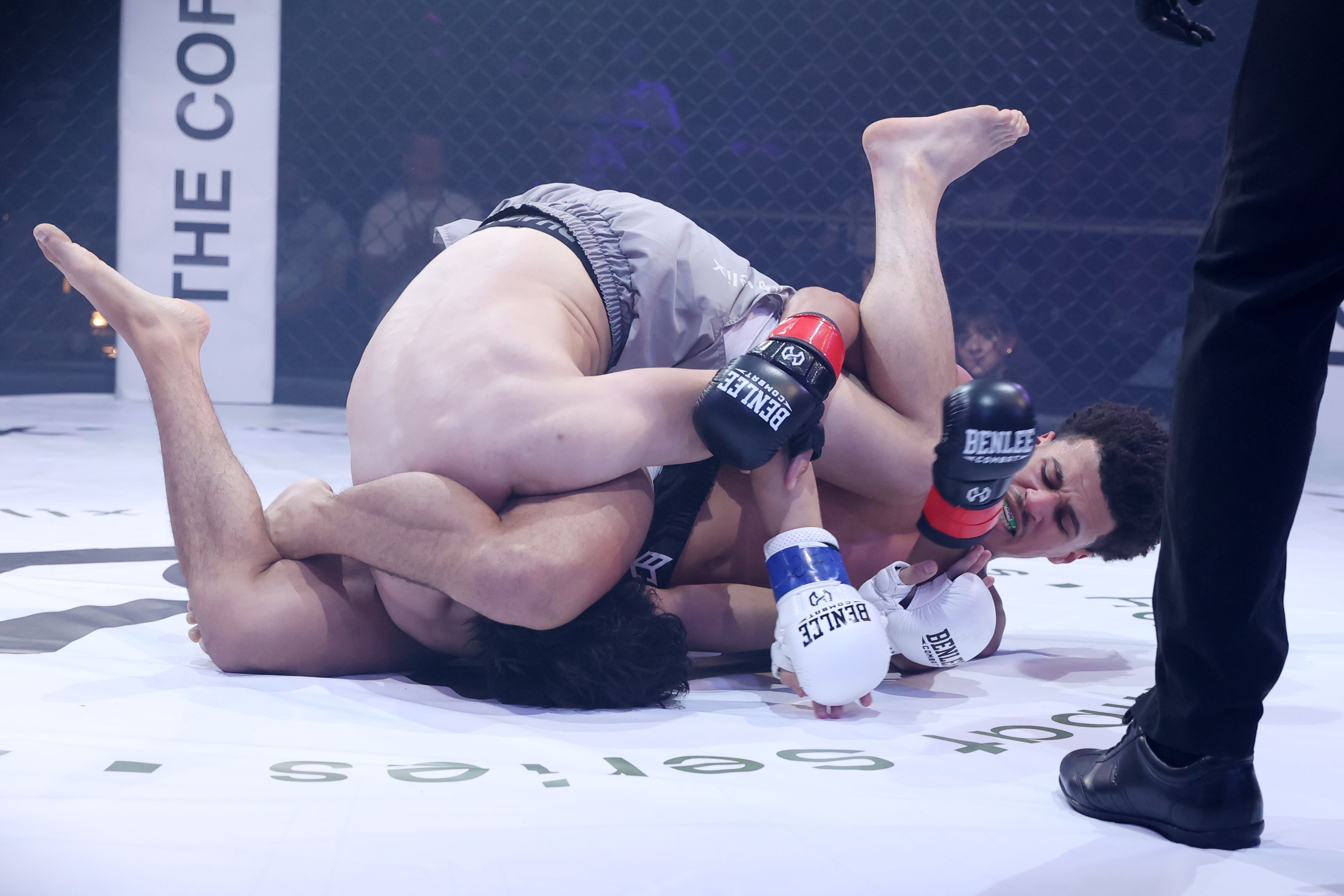 Beim sogenannten „Grappling“ am Boden versuchen die MMA-Kämpfer, den Gegner mit einem Würge- oder Hebel-Manöver zu bezwingen.