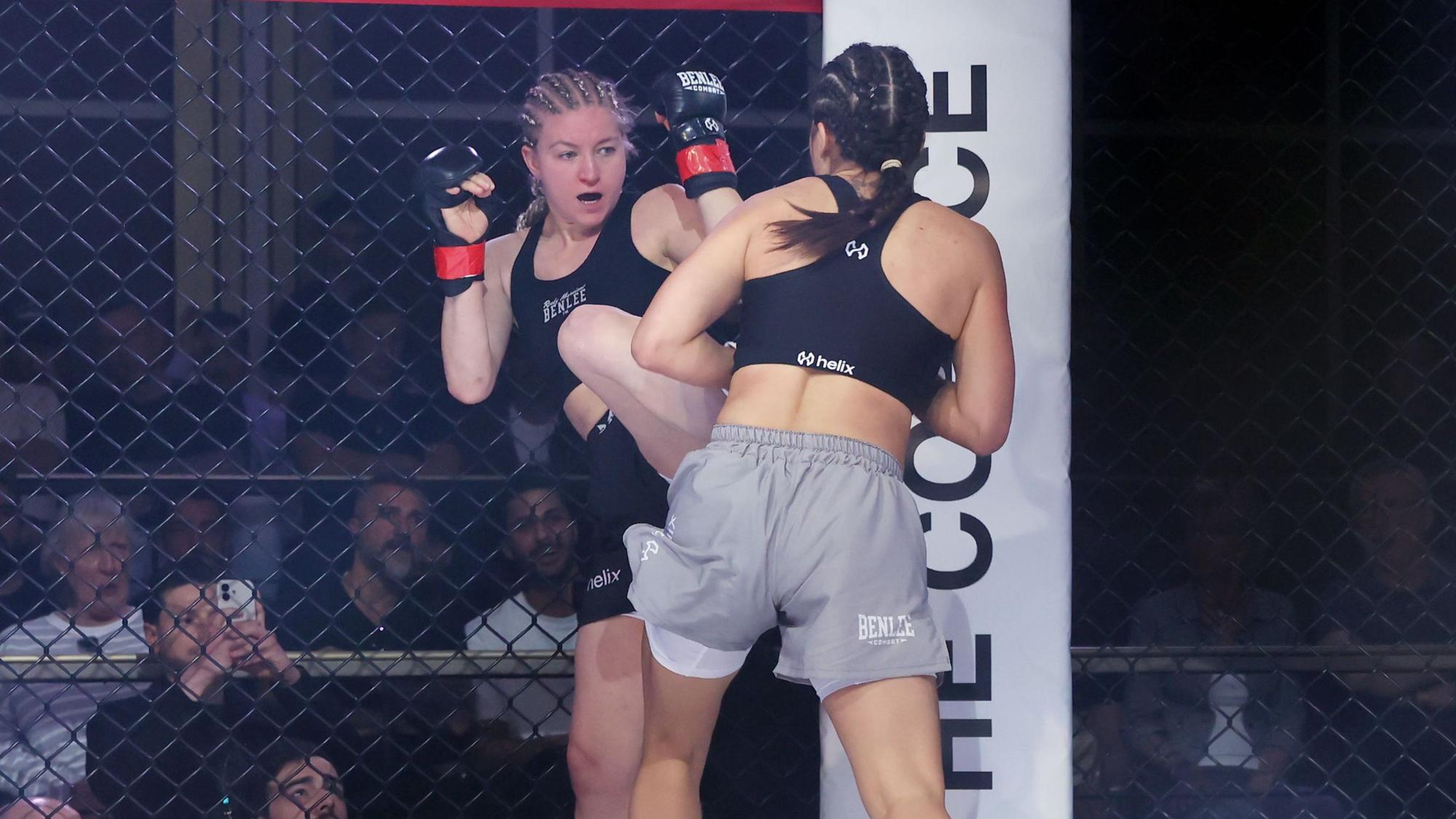 In den Satory Sälen in Köln wurden auch zwei MMA-Frauenkämpfe präsentiert.