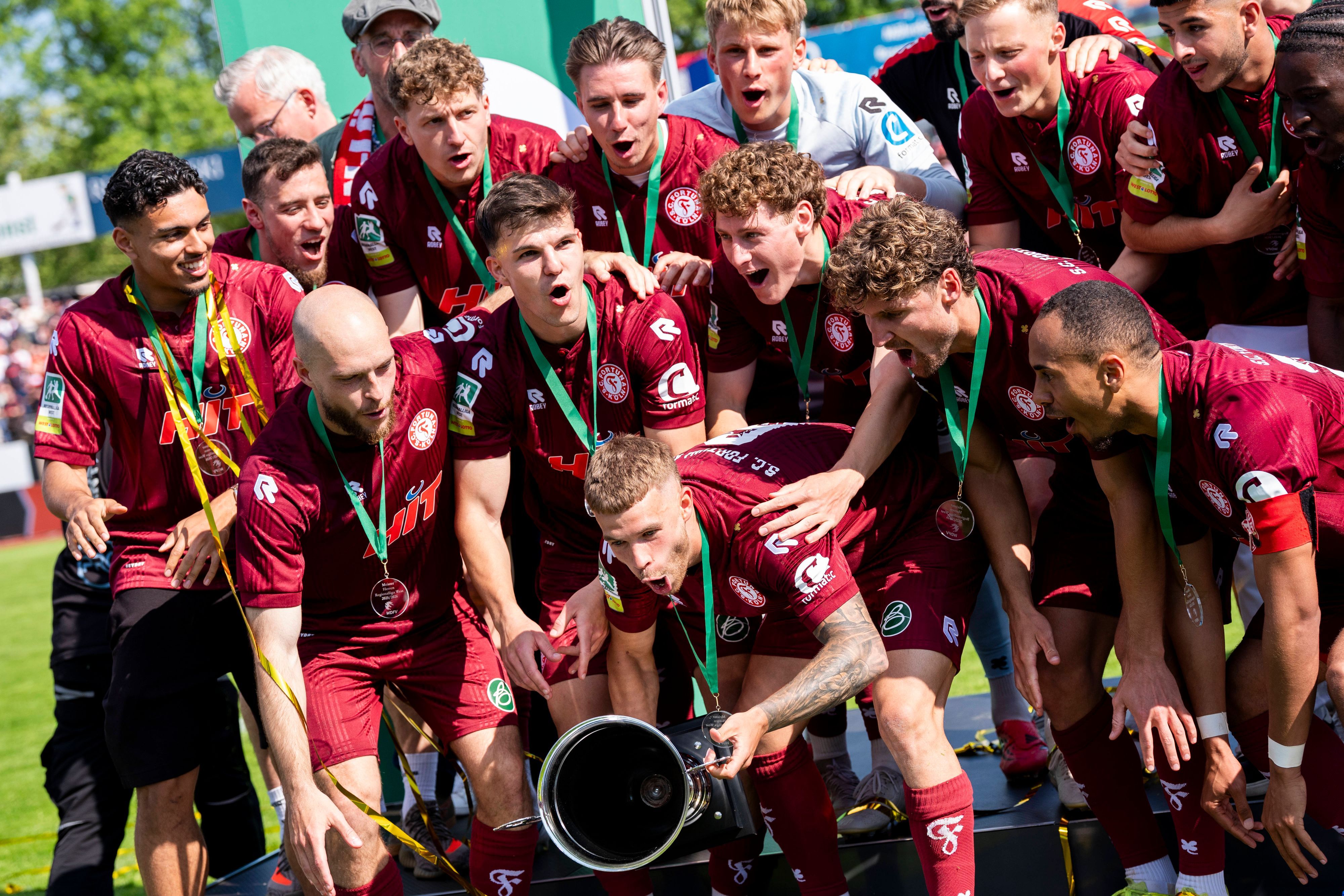 Fortuna Köln feiert den Aufstieg in die Dritte Liga